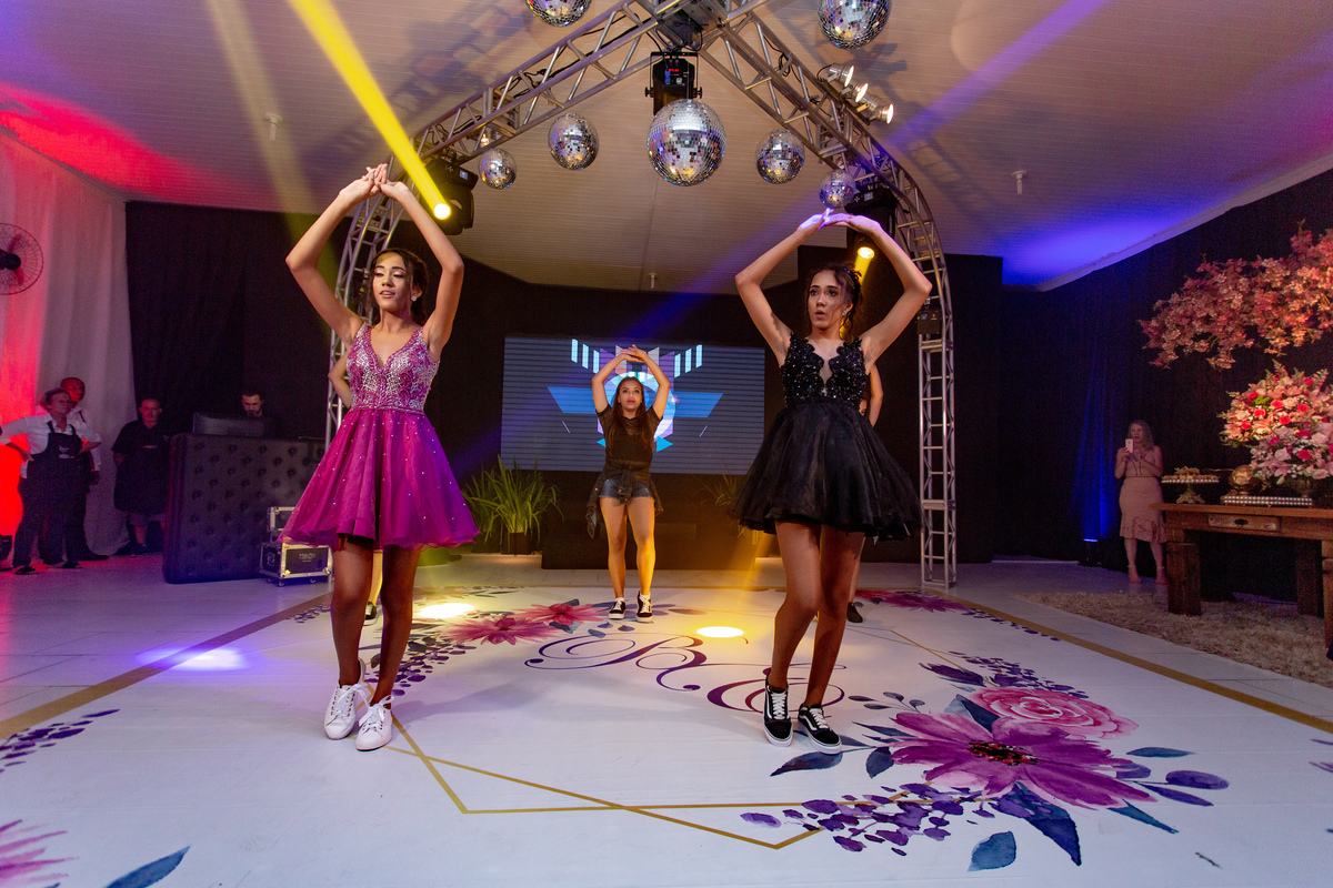Festa de 15 anos - Debutantes Gêmeas Bárbara e Eduarda - Festa dos sonhos - Adrielle Peres Fotografia especializados em Quinze anos em  Torres/RS - Criciúma, Porto Alegre, Gramado, Ararangua, Sombrio, decoração, abertura de pista, telao, coreografia