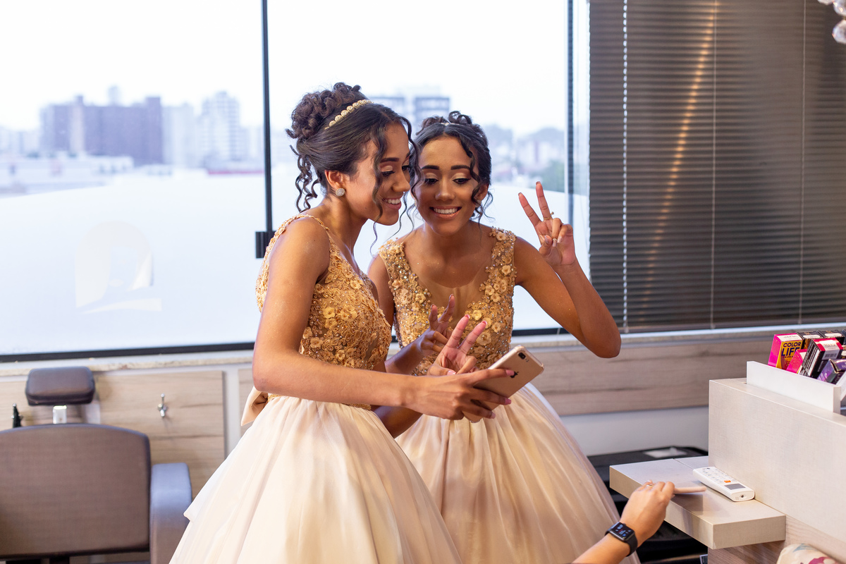 Festa de 15 anos - Debutantes Gêmeas Bárbara e Eduarda - Festa dos sonhos - Adrielle Peres Fotografia especializados em Quinze anos em  Torres/RS - Criciúma, Três cachoeiras, Porto Alegre, Gramado, Serra Gaúcha, Ararangua, Sombrio, ensaio, book dos 15.