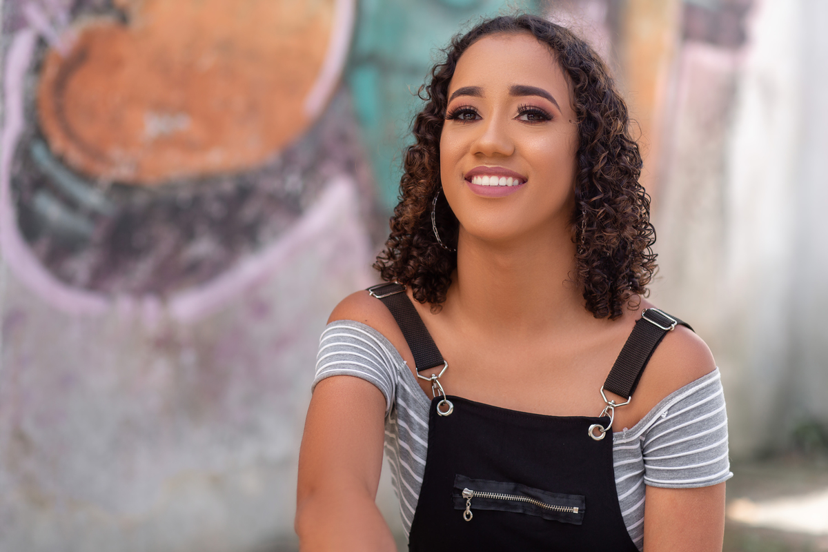 Book dos Quinze debutantes Gêmeas Barbara e Duda. Ensaio de 15 anos em Torres, grafite, cores, container, cabelo cacheado, maquiagem, praia, vestido, fotografia. Arroio do Sal, Osório, Imbé, Tramandai, Araranguá, Sombrio, Criciúma, litoral, Gramado