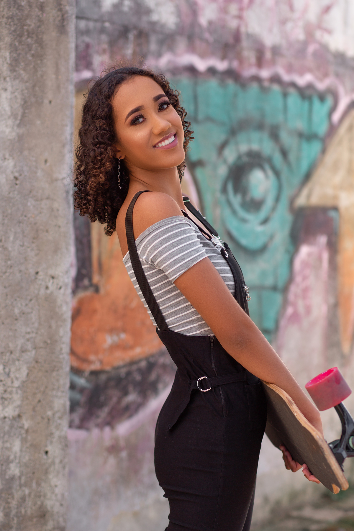 Book dos Quinze debutantes Gêmeas Barbara e Duda. Ensaio de 15 anos em Torres, grafite, cores, container, cabelo cacheado, maquiagem, praia, vestido, fotografia. Arroio do Sal, Osório, Imbé, Tramandai, Araranguá, Sombrio, Criciúma, litoral, Gramado