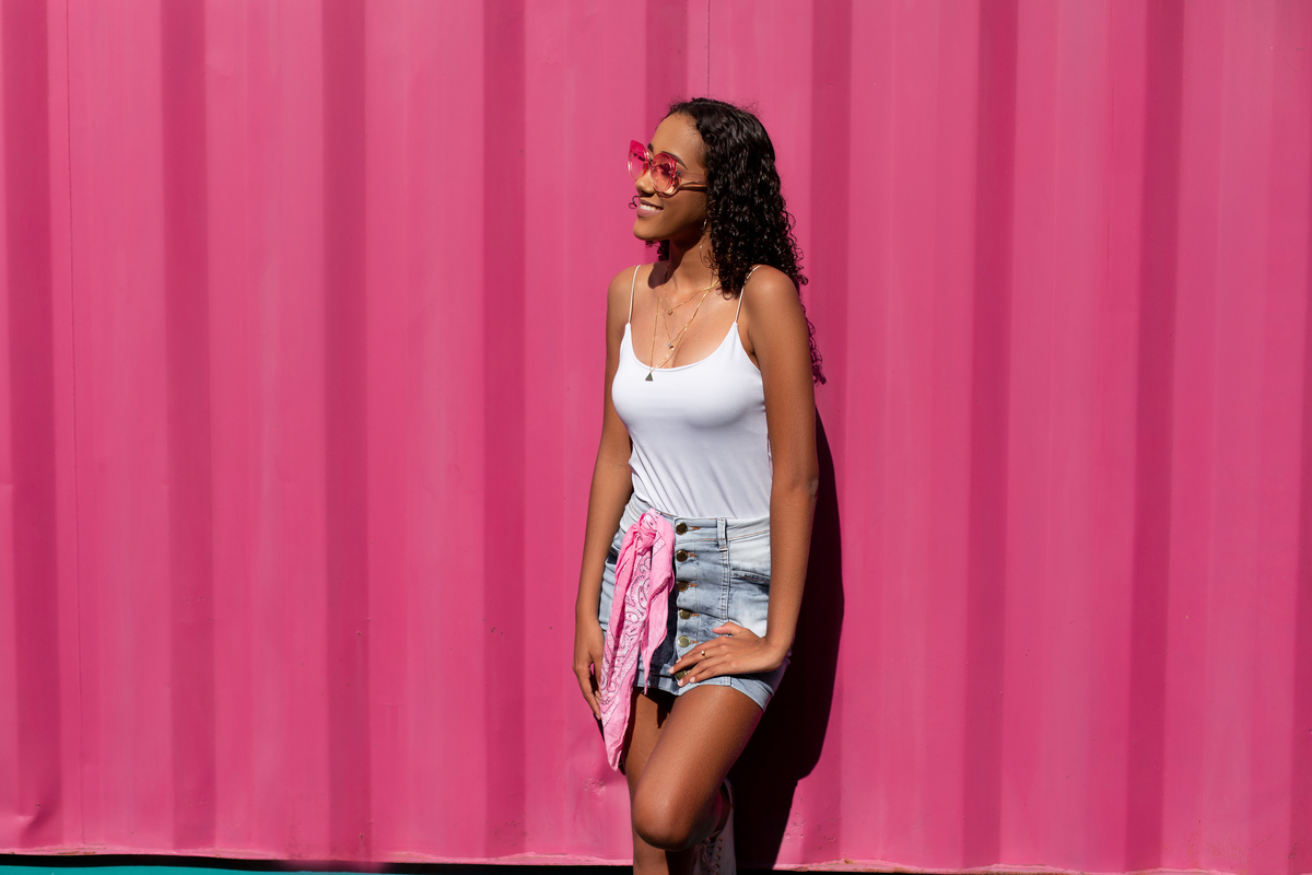 Book dos Quinze debutantes Gêmeas Barbara e Duda. Ensaio de 15 anos em Torres, grafite, cores, container, cabelo cacheado, maquiagem, praia, pink, fotografia. Arroio do Sal, Osório, Imbé, Tramandai, Araranguá, Sombrio, Criciúma, litoral, Gramado