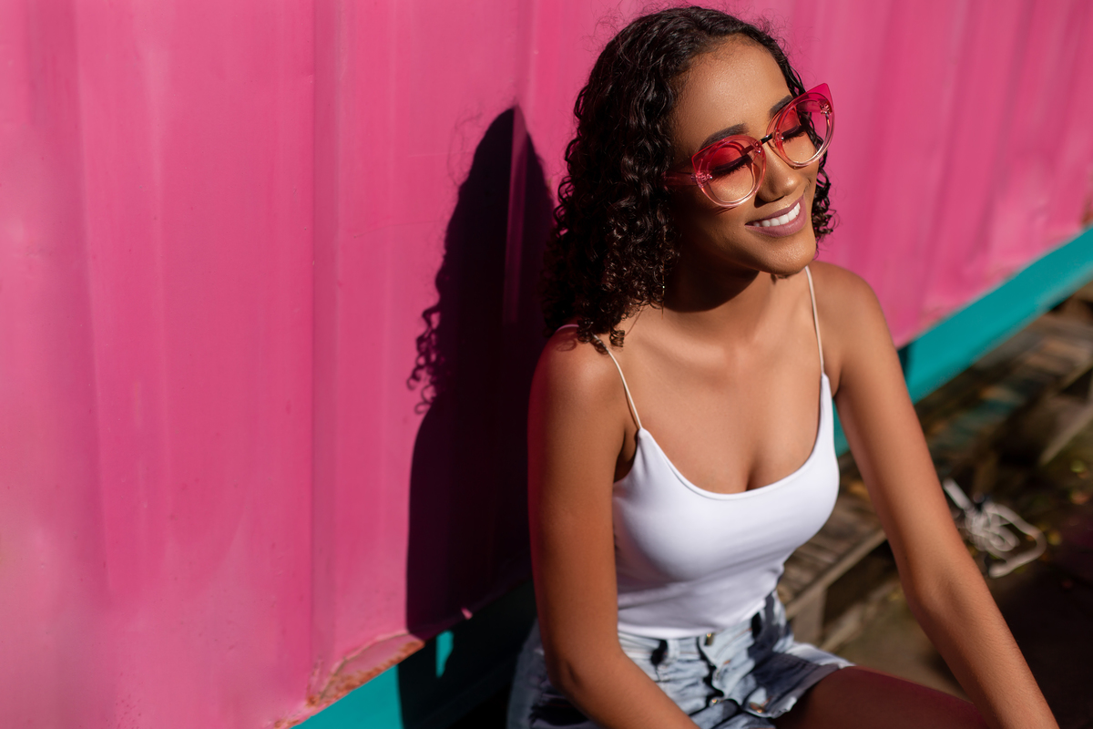 Book dos Quinze debutantes Gêmeas Barbara e Duda. Ensaio de 15 anos em Torres, grafite, cores, container, cabelo cacheado, maquiagem, praia, pink, fotografia. Arroio do Sal, Osório, Imbé, Tramandai, Araranguá, Sombrio, Criciúma, litoral, Gramado