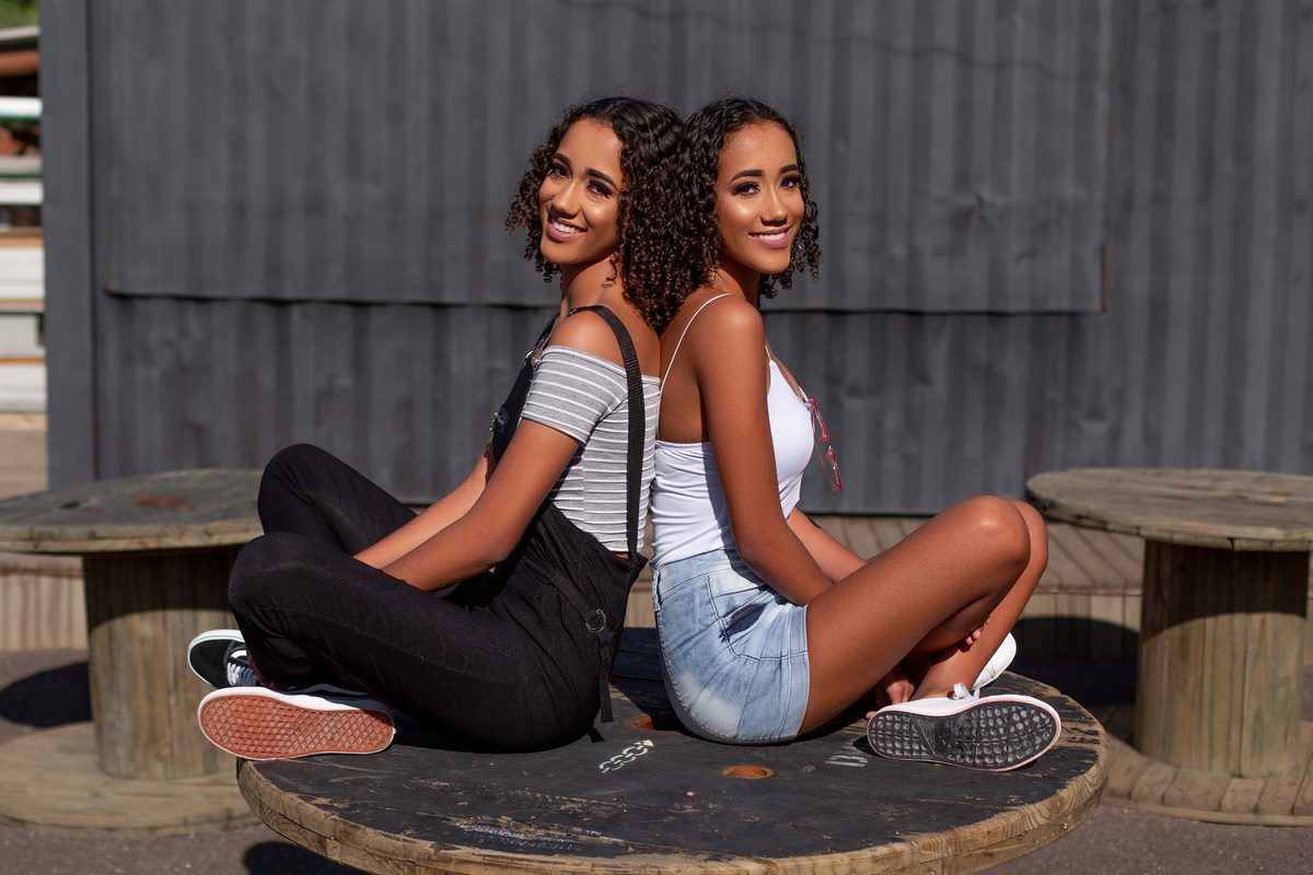 Book dos Quinze debutantes Gêmeas Barbara e Duda. Ensaio de 15 anos em Torres, grafite, cores, container, cabelo cacheado, maquiagem, praia, vestido, fotografia. Arroio do Sal, Osório, Imbé, Tramandai, Araranguá, Sombrio, Criciúma, litoral, Gramado