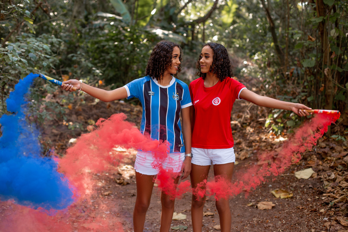 Book dos Quinze debutantes Gêmeas Barbara e Duda. Ensaio de 15 anos em Torres, grêmio, inter, gre-nal, colorada, gremista, fumaça colorida, azul e vermelho, praia, fotografia. Arroio do Sal, Imbé, Tramandai, Araranguá, Sombrio, Criciúma, litoral, Gramado
