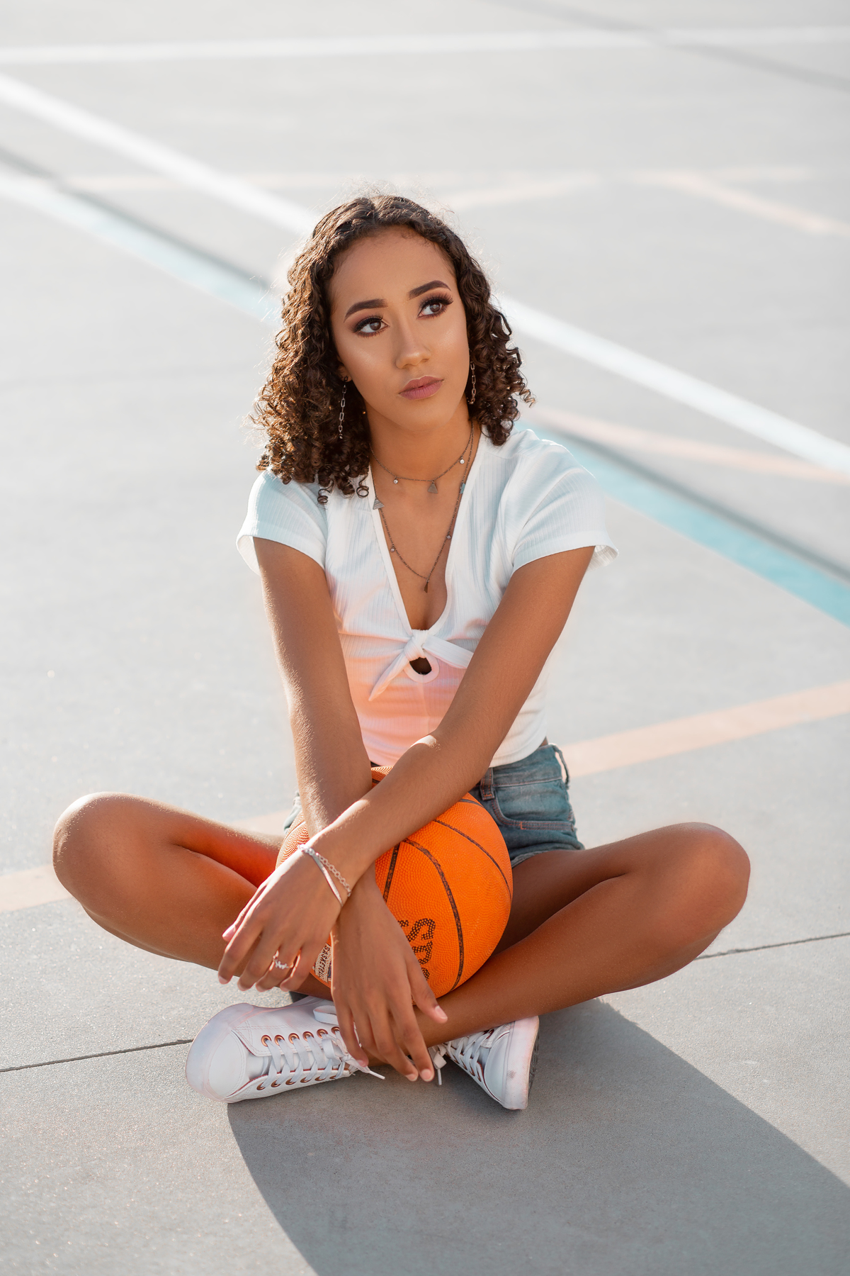 Book dos Quinze debutantes Gêmeas Barbara e Duda. Ensaio de 15 anos praia da Guarita em Torres/RS, basquete, pista, street, urbano, quadra, bola, futebol, esporte, fotografia. Arroio do Sal, Imbé, Tramandai, Araranguá, Sombrio, Criciúma, litoral, Gramado