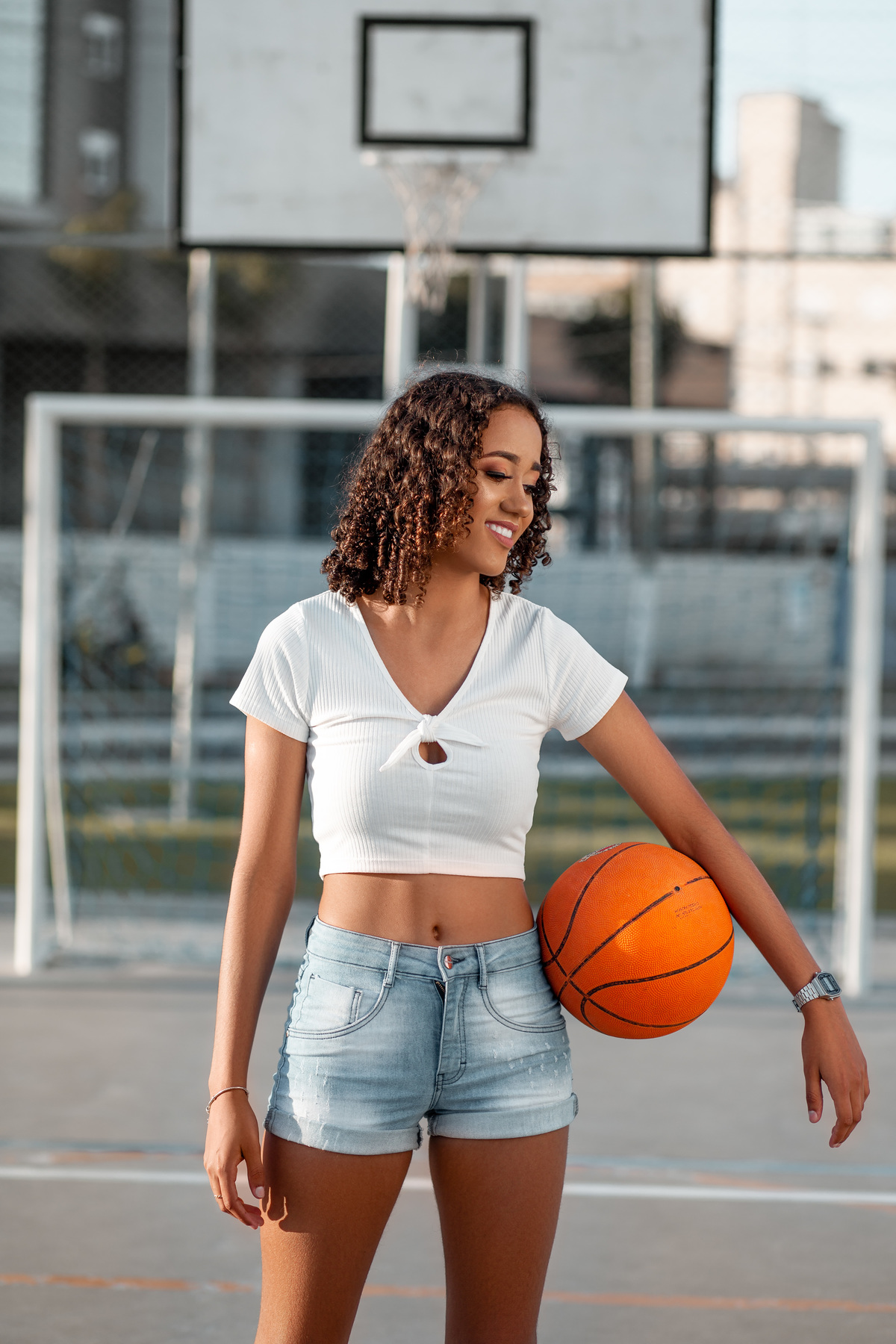 Book dos Quinze debutantes Gêmeas Barbara e Duda. Ensaio de 15 anos praia da Guarita em Torres/RS, basquete, pista, street, urbano, quadra, bola, futebol, esporte, fotografia. Arroio do Sal, Imbé, Tramandai, Araranguá, Sombrio, Criciúma, litoral, Gramado