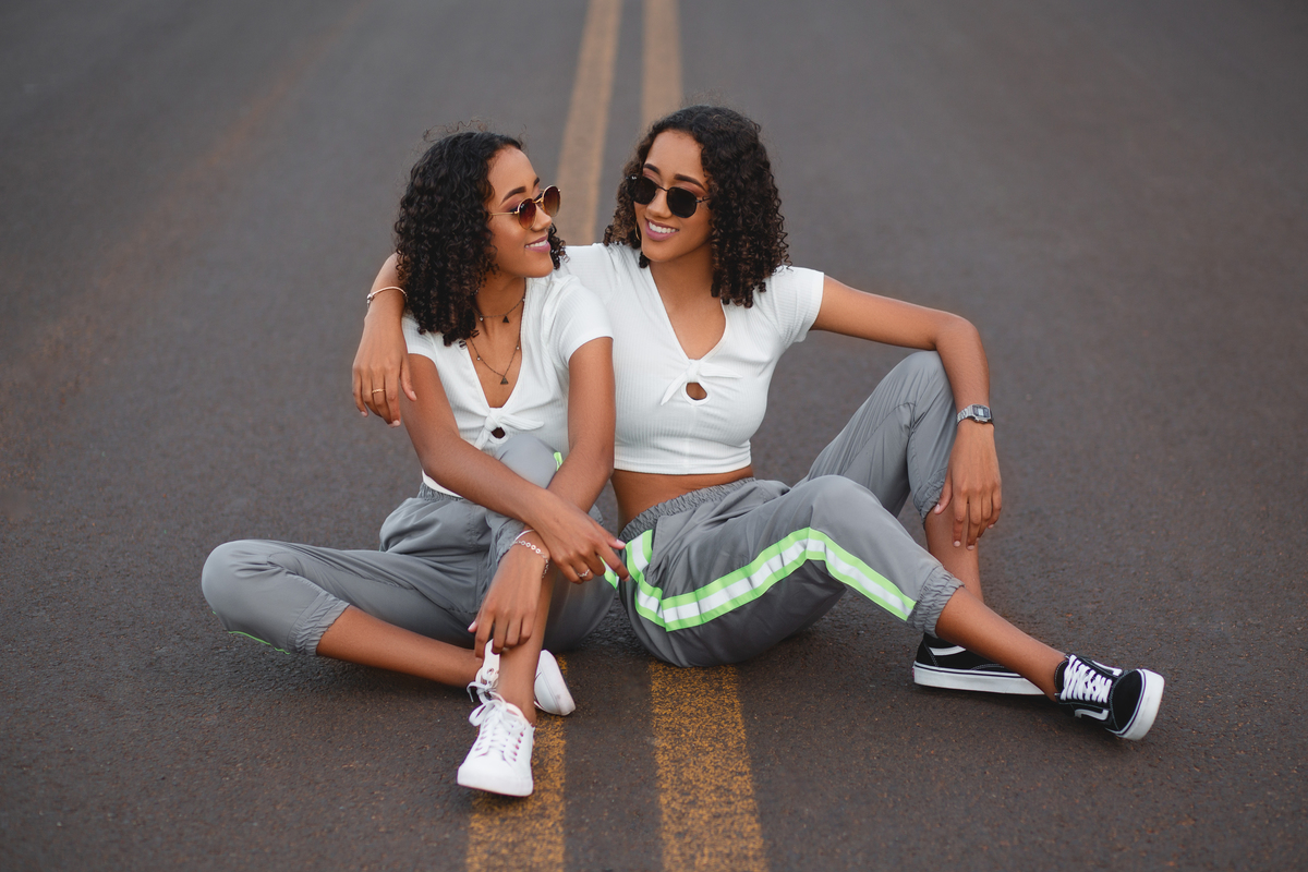 Book dos Quinze debutantes Gêmeas Barbara e Duda. Ensaio de 15 anos praia da Guarita em Torres/RS, pista, street, urbano, asfalto, rua, sol, por do sol, star jóias, fotografia. Arroio do Sal, Imbé, Tramandai, Araranguá, Sombrio, Criciúma, litoral, Gramado