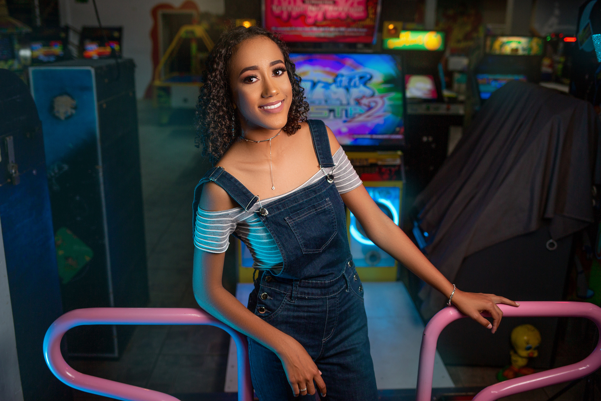 Book dos Quinze debutantes Gêmeas Barbara e Duda. Ensaio de 15 anos praia da Guarita em Torres/RS, street, urbano, jogos, luz, neon, fliper, game, geek, nerd, fotografia. Arroio do Sal, Imbé, Tramandai, Araranguá, Sombrio, Criciúma, litoral, Gramado