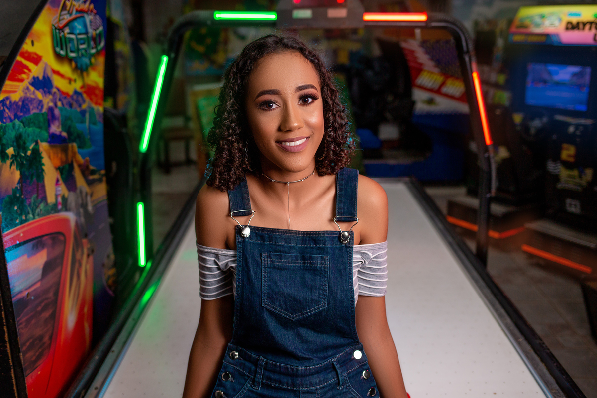 Book dos Quinze debutantes Gêmeas Barbara e Duda. Ensaio de 15 anos praia da Guarita em Torres/RS, street, urbano, jogos, luz, neon, fliper, game, geek, nerd, fotografia. Arroio do Sal, Imbé, Tramandai, Araranguá, Sombrio, Criciúma, litoral, Gramado