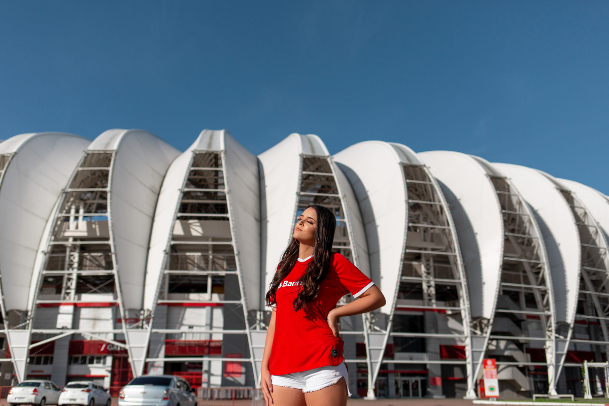 Book dos Quinze debutante colorada Gabi  Ensaio de 15 anos Estádio Beira Rio Mario Quintana. Cidade Porto Alegre, urbano Sport Clube internacional, arte, cinema, street. Osório, Imbé, Tramandai, Araranguá, Sombrio, Criciúma, litoral, Gramado