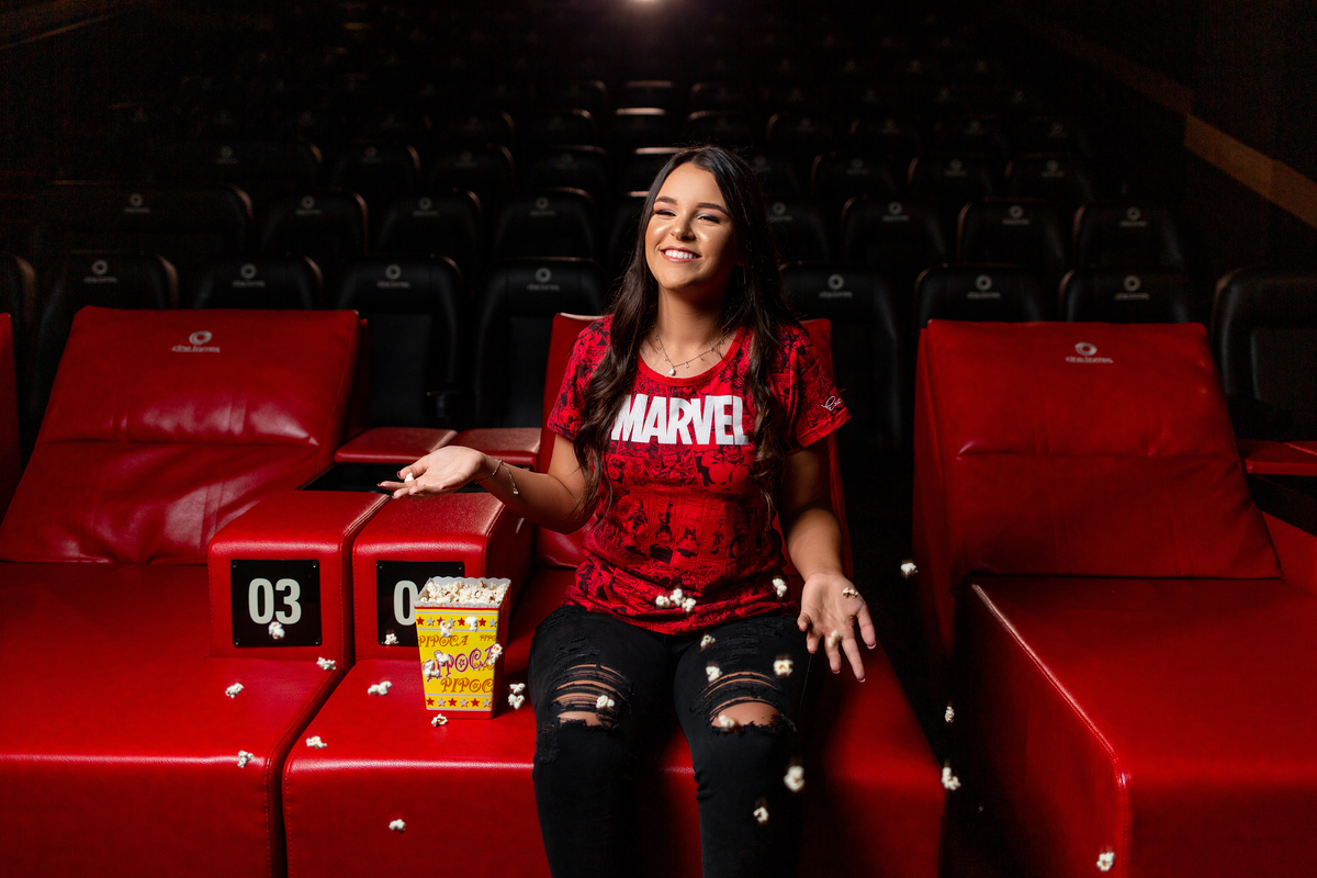 Book dos Quinze debutante Gabi  Ensaio de 15 anos CineTorres, cinema, filme. urbano, poltrona vermelha, pipoca, arte, cinema, street, noite, sparckle, luzes, vela. brilho. Imbé, Tramandai, Araranguá, Sombrio, Criciúma, litoral, Gramado, Torres, Osório, 