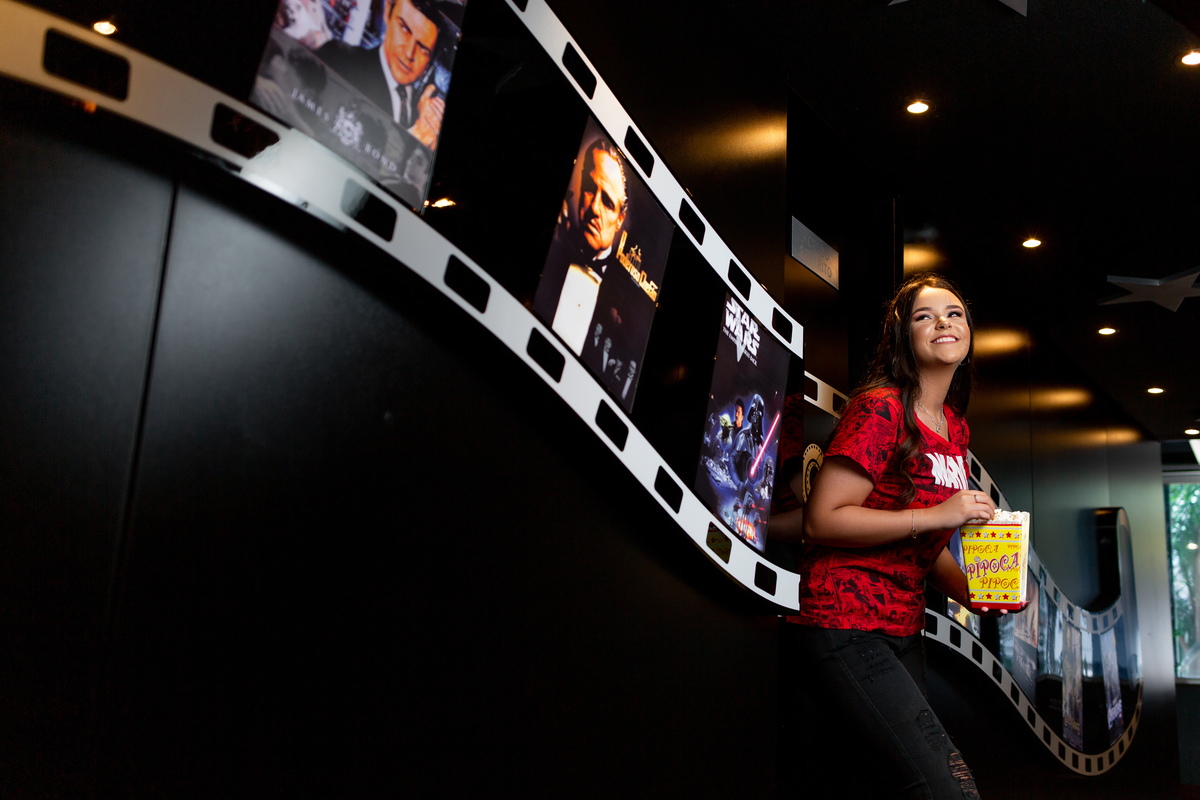 Book dos Quinze debutante Gabi  Ensaio de 15 anos CineTorres, cinema, filme. urbano, poltrona vermelha, pipoca, arte, cinema, street, noite, sparckle, luzes, vela. brilho. Imbé, Tramandai, Araranguá, Sombrio, Criciúma, litoral, Gramado, Torres, Osório, 