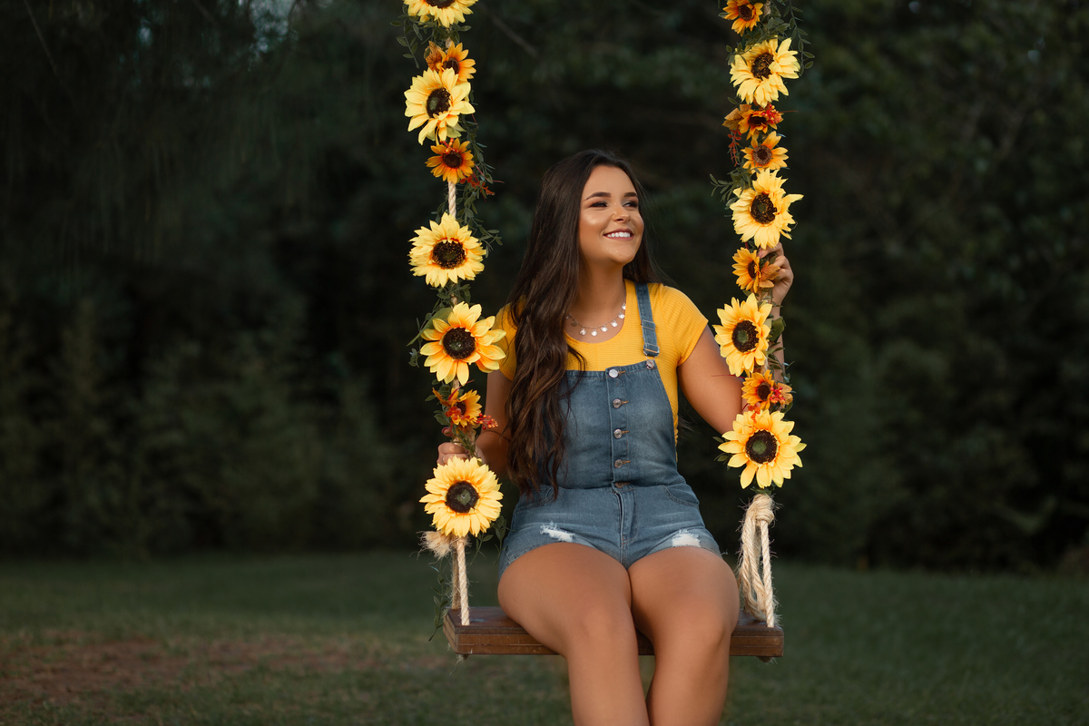 Book dos Quinze debutante Gabi  Ensaio de 15 anos. Balanço girassol. Parque da Guarita Torres, cinema, filme. urbano, arte, natureza, street, sparckle, luzes, vela. brilho. Imbé, Tramandai, Araranguá, Sombrio, Criciúma, litoral, Gramado, Torres, Osório. 