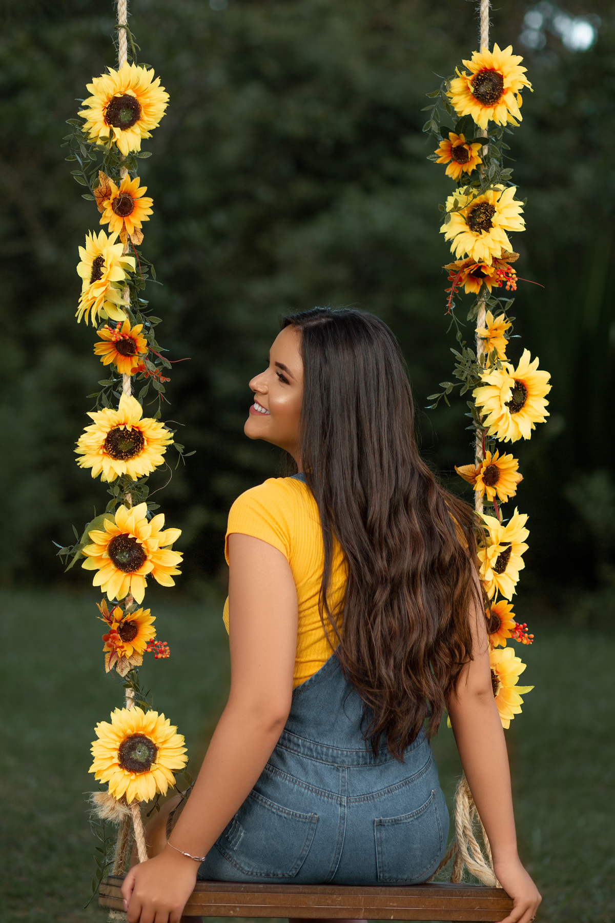 Book dos Quinze debutante Gabi  Ensaio de 15 anos. Balanço girassol. Parque da Guarita Torres, cinema, filme. urbano, arte, natureza, street, sparckle, luzes, vela. brilho. Imbé, Tramandai, Araranguá, Sombrio, Criciúma, litoral, Gramado, Torres, Osório. 