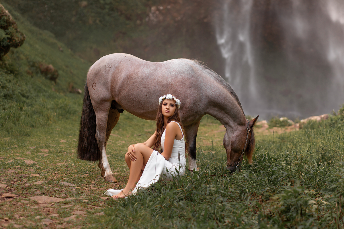 Book dos Quinze Eduarda Camargo. Ensaio de 15 anos Cascata Pedra Branca, Três Forquilhas RS. natureza, floresta, maquiagem, vestido, cavalo, Imbé, Tramandai, Araranguá, Sombrio, Criciúma, Tres cachoeiras, Terra de areia, Gramado, Serra.