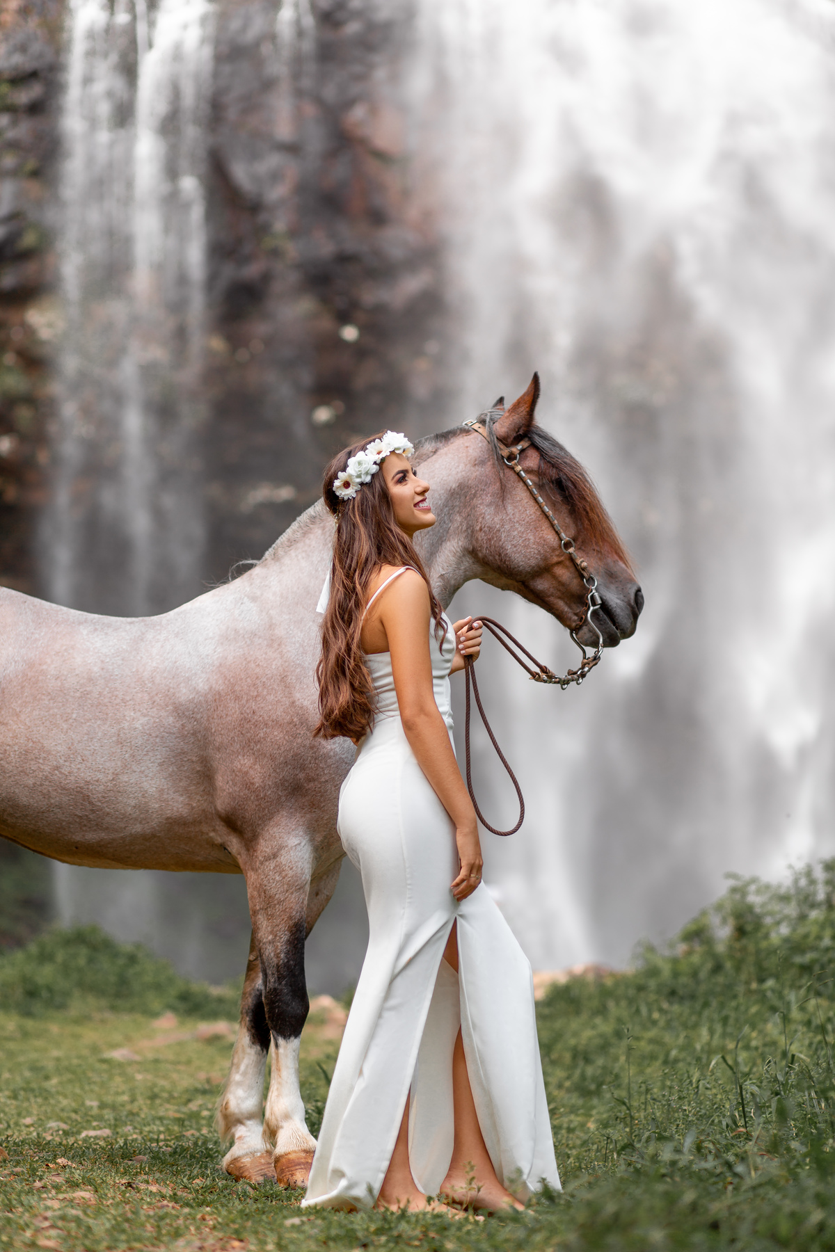 Book dos Quinze Eduarda Camargo. Ensaio de 15 anos Cascata Pedra Branca, Três Forquilhas RS. natureza, floresta, maquiagem, vestido branco, cavalo, Imbé, Tramandai, Araranguá, Sombrio, Criciúma, Tres cachoeiras, Terra de areia, Gramado, Serra.