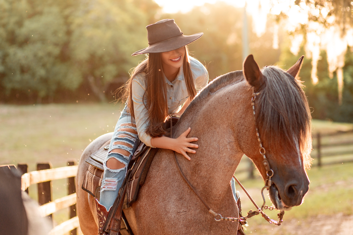 Book dos Quinze Eduarda Camargo. Ensaio de 15 anos Dom 7 fazenda, Arroio do Sal/RS. natureza, floresta, maquiagem, vestido, cavalo, lagoa. Imbé, Tramandai, Araranguá, Sombrio, Criciúma, Tres cachoeiras, Terra de areia, Gramado, Serra.