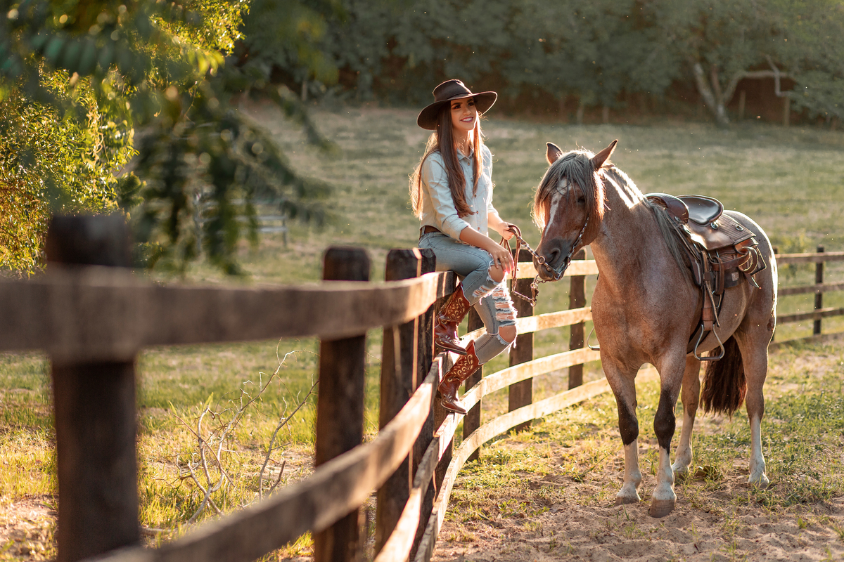 Book dos Quinze Eduarda Camargo. Ensaio de 15 anos Dom 7 fazenda, Arroio do Sal/RS. natureza, floresta, maquiagem, vestido, cavalo, lagoa. Imbé, Tramandai, Araranguá, Sombrio, Criciúma, Tres cachoeiras, Terra de areia, Gramado, Serra.