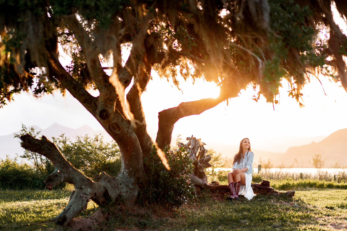 Book dos Quinze Eduarda Camargo. Ensaio de 15 anos Dom 7 fazenda, Arroio do Sal/RS. natureza, floresta, maquiagem, vestido, cavalo, lagoa. Imbé, Tramandai, Araranguá, Sombrio, Criciúma, Tres cachoeiras, Terra de areia, Gramado, Serra.