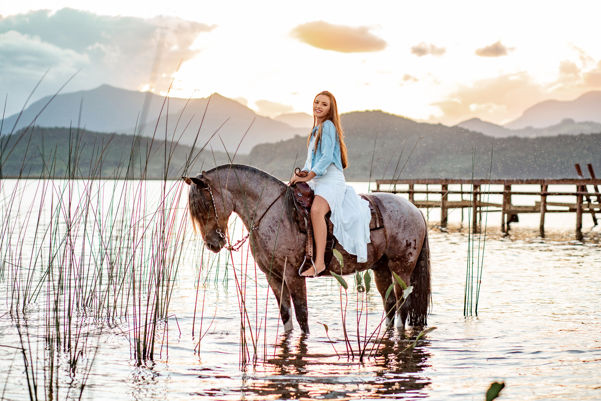 Book dos Quinze Eduarda Camargo. Ensaio de 15 anos Dom 7 fazenda, Arroio do Sal/RS. natureza, floresta, maquiagem, vestido, cavalo, lagoa. Imbé, Tramandai, Araranguá, Sombrio, Criciúma, Tres cachoeiras, Terra de areia, Gramado, Serra.