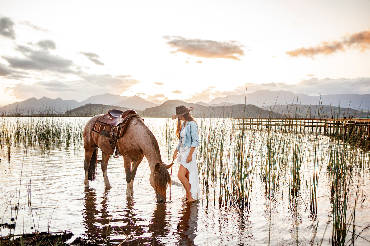 Book dos Quinze Eduarda Camargo. Ensaio de 15 anos Dom 7 fazenda, Arroio do Sal/RS. natureza, floresta, maquiagem, vestido, cavalo, lagoa. Imbé, Tramandai, Araranguá, Sombrio, Criciúma, Tres cachoeiras, Terra de areia, Gramado, Serra.