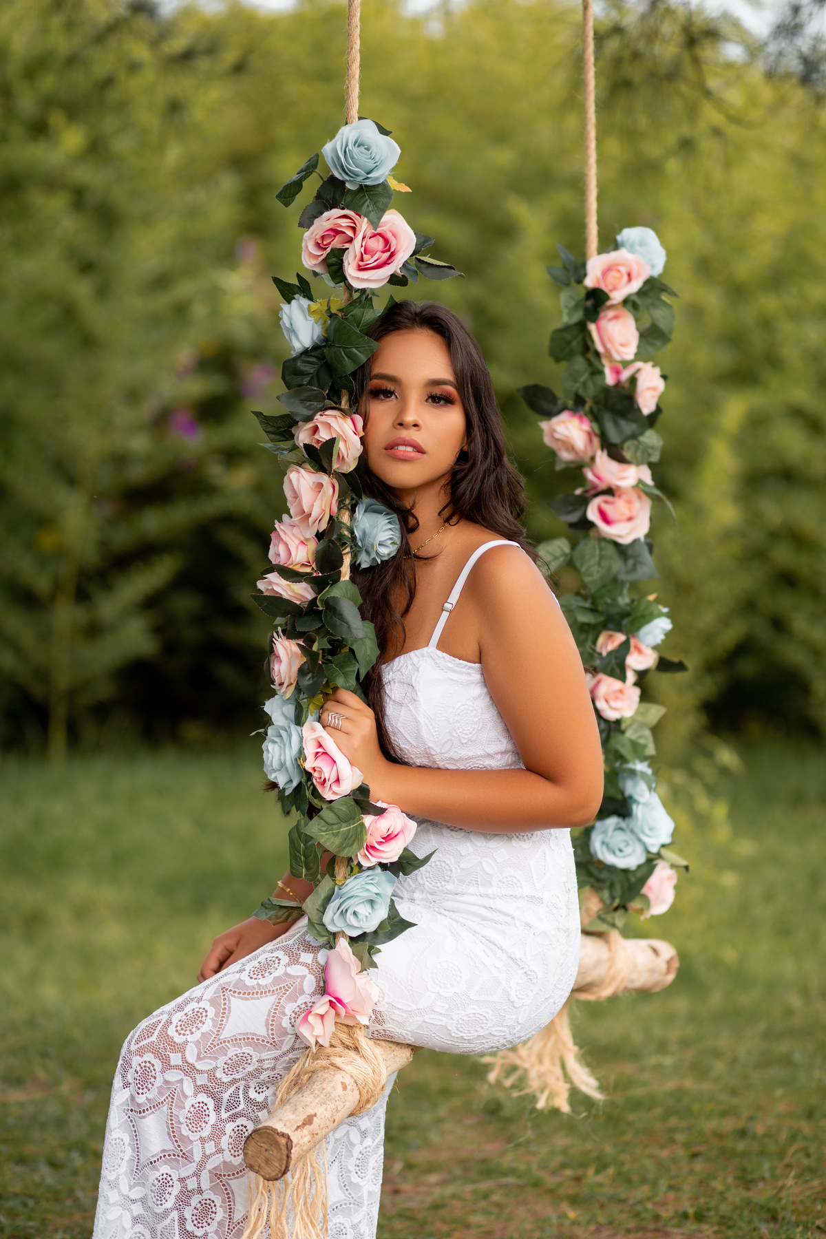 Book dos Quinze. Ensaio de 15 anos. balanço de rosas, tronco, natureza, grafite, floresta, maquiagem, vestido, debutantes. Imbé, Tramandai, Araranguá, Sombrio, Criciúma, Tres cachoeiras, Terra de areia, Gramado, Serra. Torres.