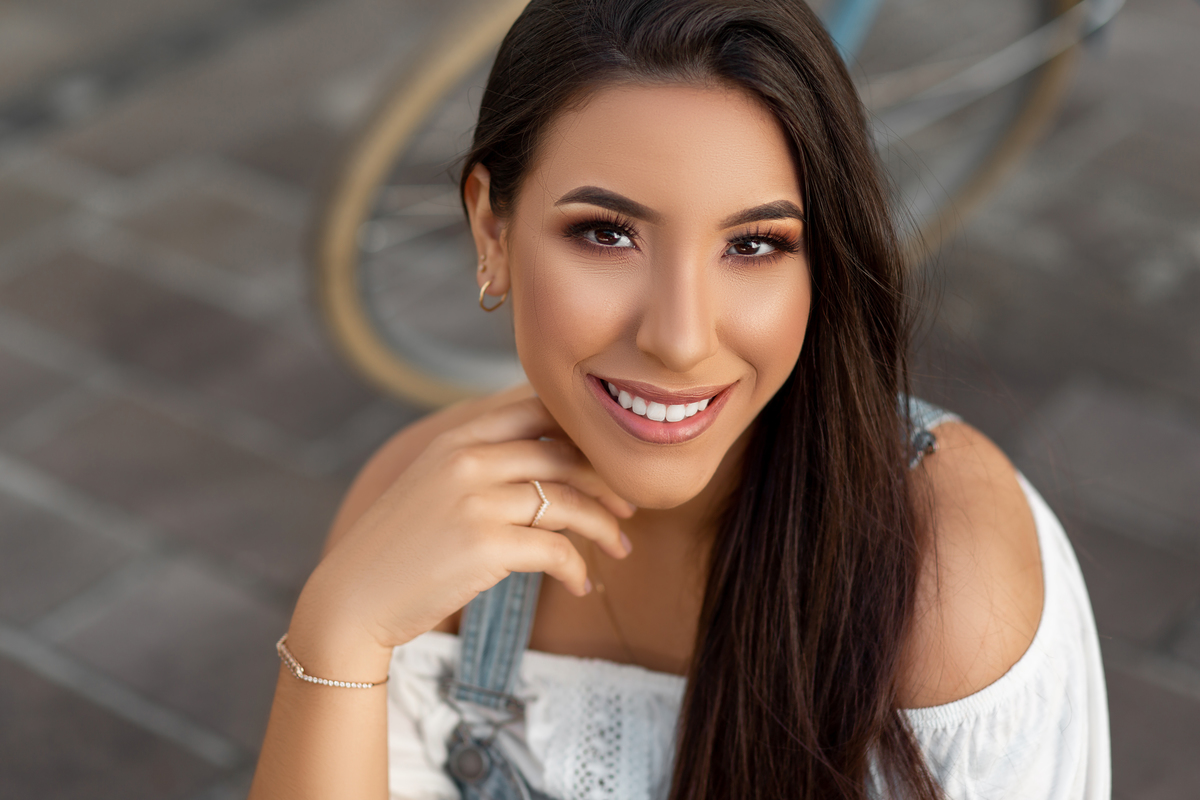 fotógrafa de quinze anos, livros, flores, gramado, Collie de france