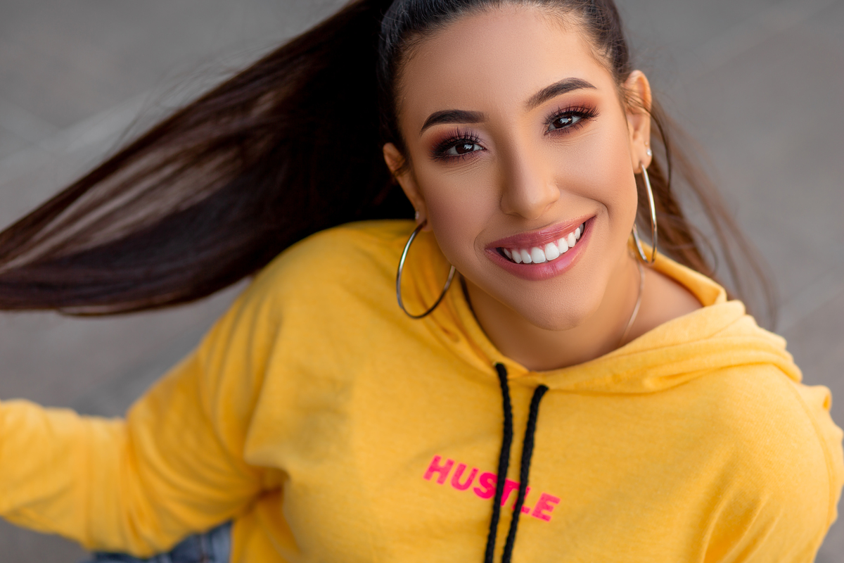 fotógrafa de quinze anos, livros, flores, gramado, Collie de france