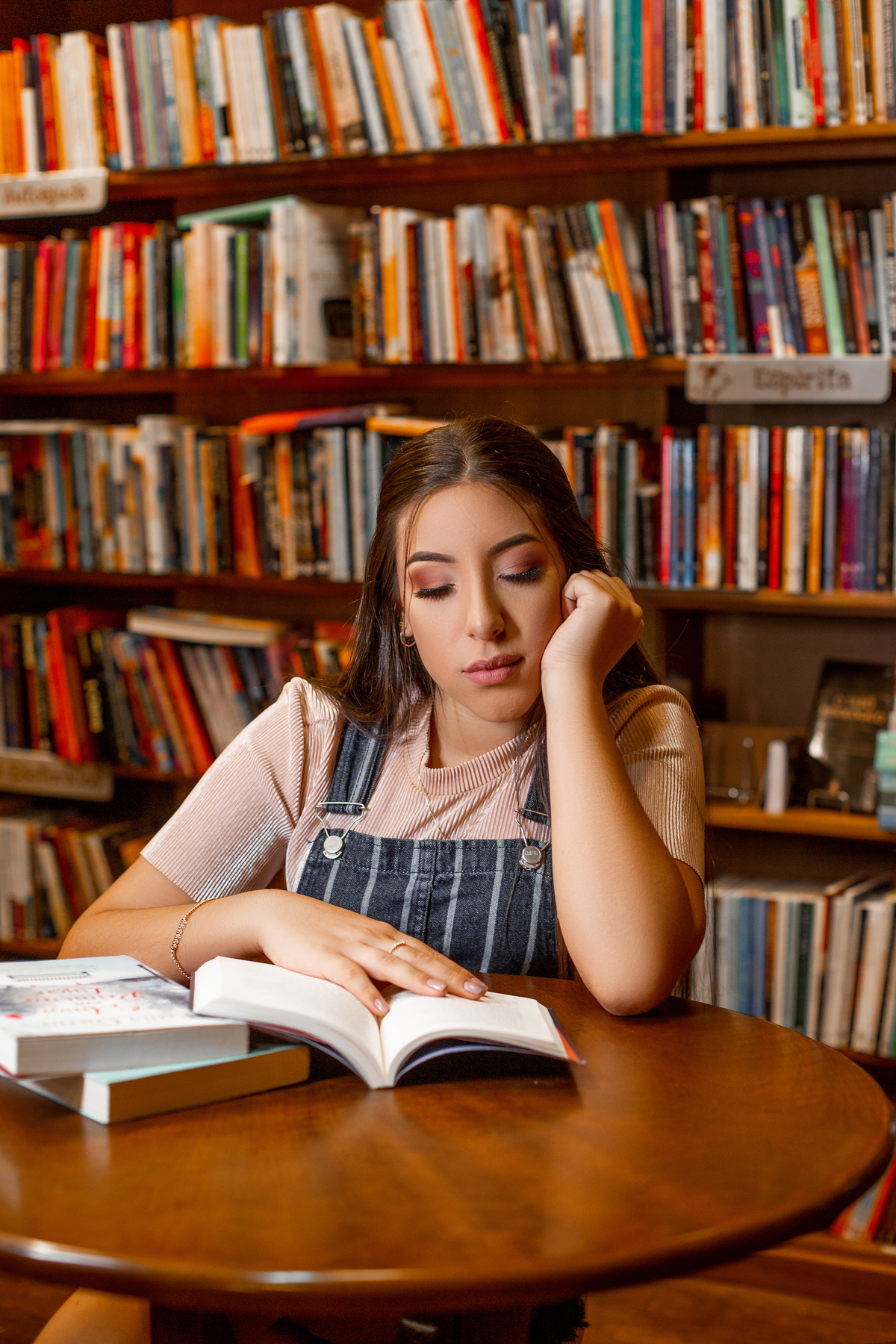 fotógrafa de quinze anos, livros, flores, gramado, Collie de france