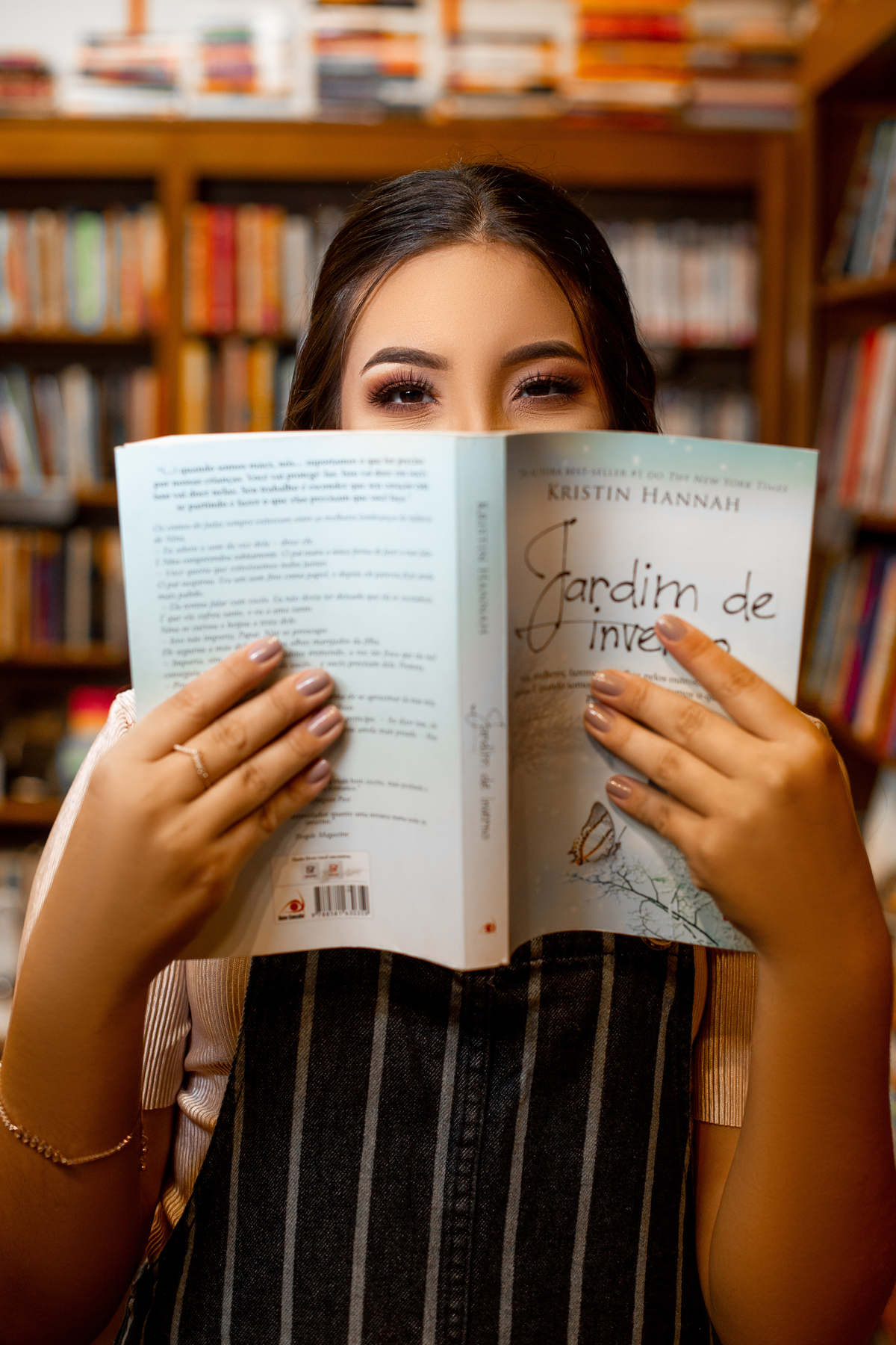 fotógrafa de quinze anos, livros, flores, gramado, Collie de france