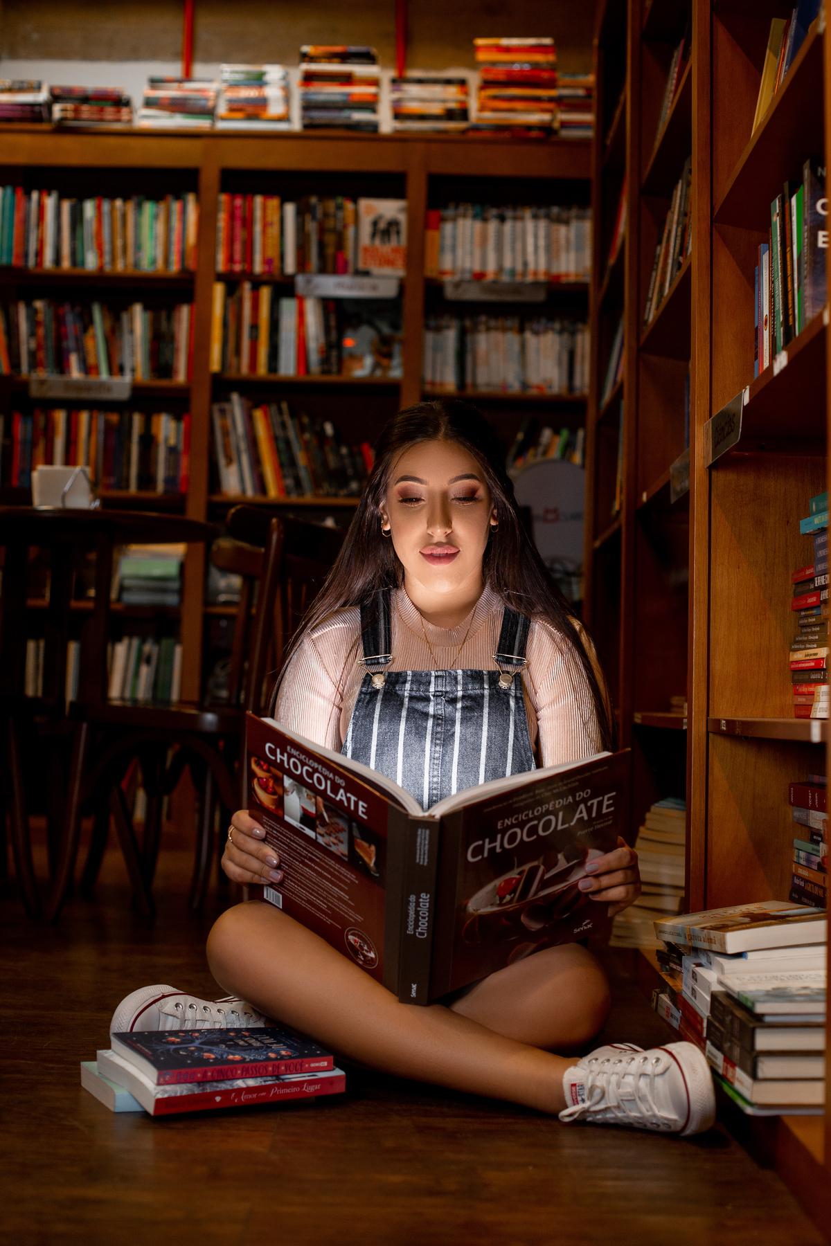 fotógrafa de quinze anos, livros, flores, gramado, Collie de france