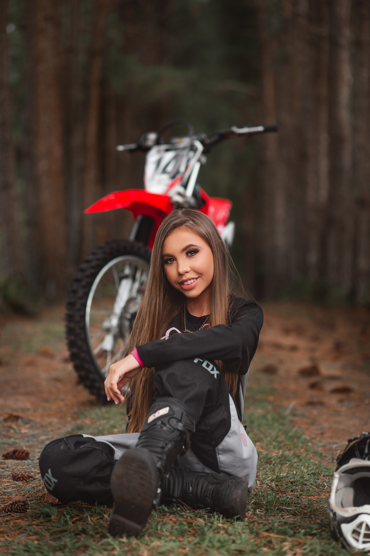 Book dos Quinze Yasmin. Ensaio de 15 anos em Torres, Motocross, natureza, floresta, maquiagem, praia, vestido, fotografia. Arroio do Sal, Osório, Imbé, Tramandai, Araranguá, Sombrio, Criciúma, Tres cachoeiras, Terra de areia, litoral, Gramado, Serra