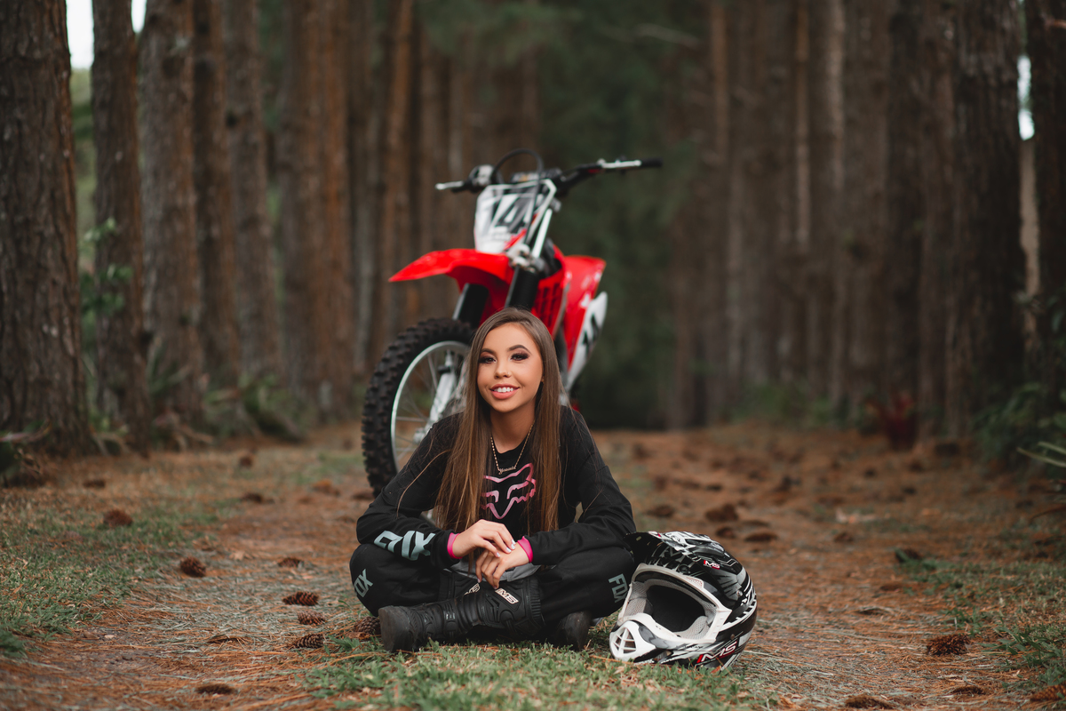 Book dos Quinze debutante Yasmin. Ensaio de 15 anos em Torres, Motocross, natureza, floresta, maquiagem, praia, vestido, fotografia. Arroio do Sal, Osório, Imbé, Tramandai, Araranguá, Sombrio, Criciúma, Tres cachoeiras, Terra de areia, litoral, Gramado