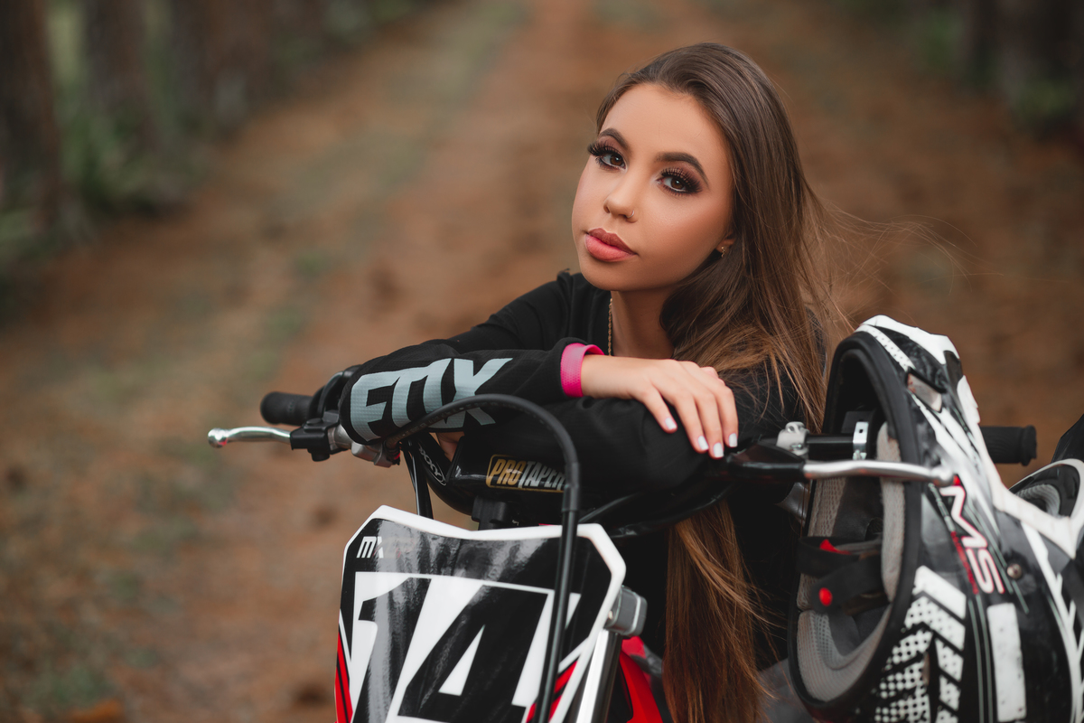 Book dos Quinze debutante Yasmin. Ensaio de 15 anos em Torres, Motocross, natureza, floresta, maquiagem, praia, vestido, fotografia. Arroio do Sal, Osório, Imbé, Tramandai, Araranguá, Sombrio, Criciúma, Tres cachoeiras, Terra de areia, litoral, Gramado