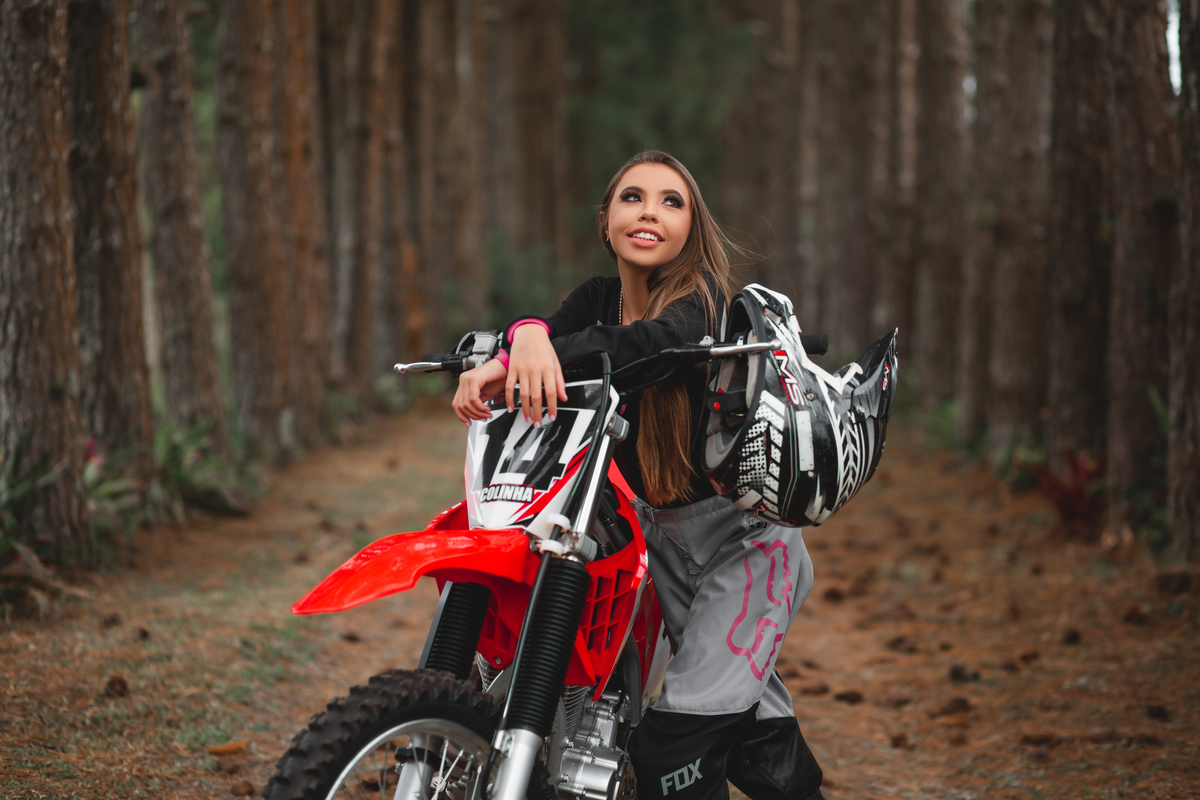 Book dos Quinze debutante Yasmin. Ensaio de 15 anos em Torres, Motocross, natureza, floresta, maquiagem, praia, vestido, fotografia. Arroio do Sal, Osório, Imbé, Tramandai, Araranguá, Sombrio, Criciúma, Tres cachoeiras, Terra de areia, litoral, Gramado