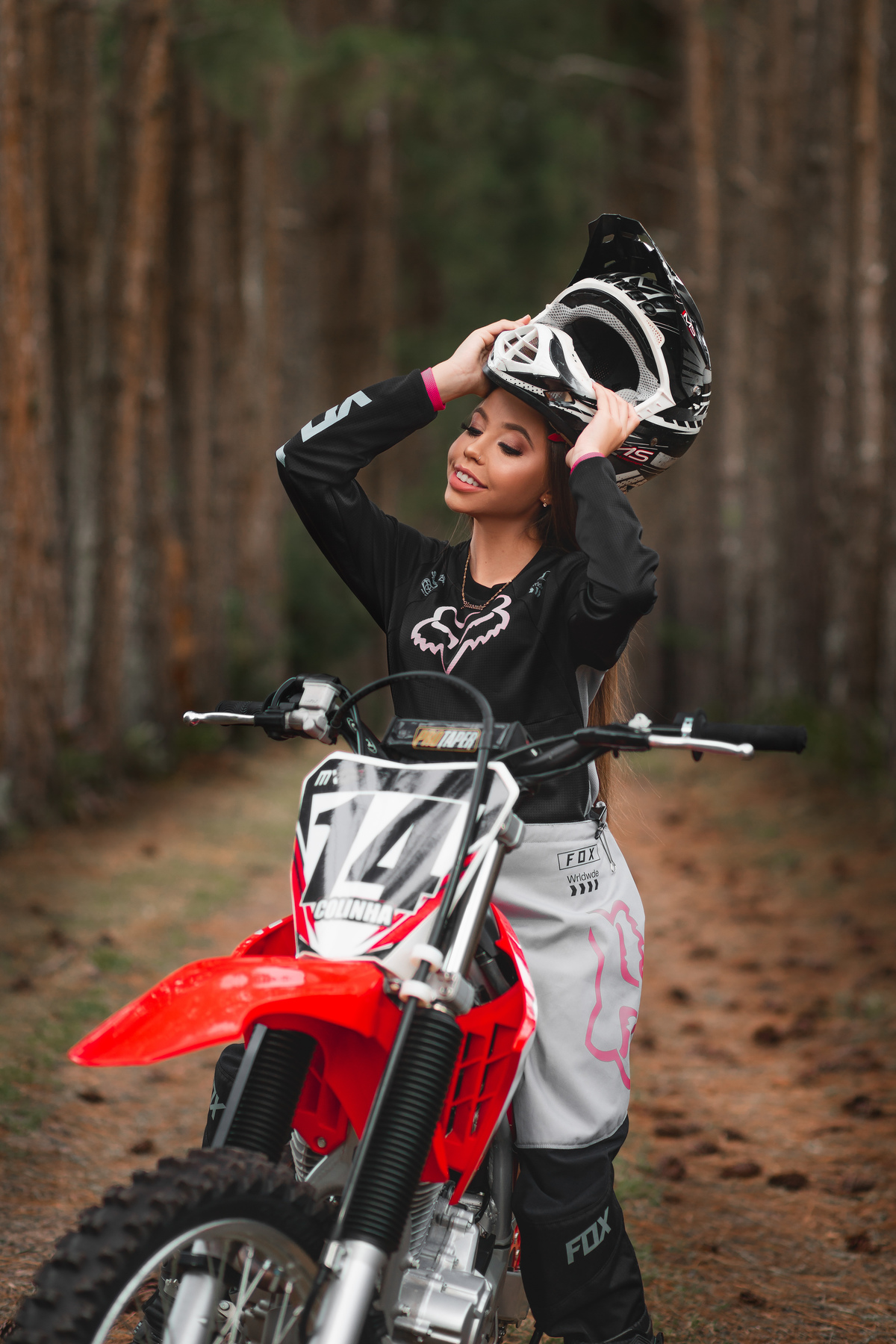 Book dos Quinze debutante Yasmin. Ensaio de 15 anos em Torres, Motocross, natureza, floresta, maquiagem, praia, vestido, fotografia. Arroio do Sal, Osório, Imbé, Tramandai, Araranguá, Sombrio, Criciúma, Tres cachoeiras, Terra de areia, litoral, Gramado