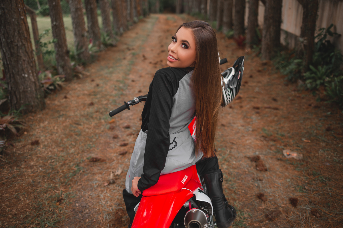 Book dos Quinze debutante Yasmin. Ensaio de 15 anos em Torres, Motocross, natureza, floresta, maquiagem, praia, vestido, fotografia. Arroio do Sal, Osório, Imbé, Tramandai, Araranguá, Sombrio, Criciúma, Tres cachoeiras, Terra de areia, litoral, Gramado