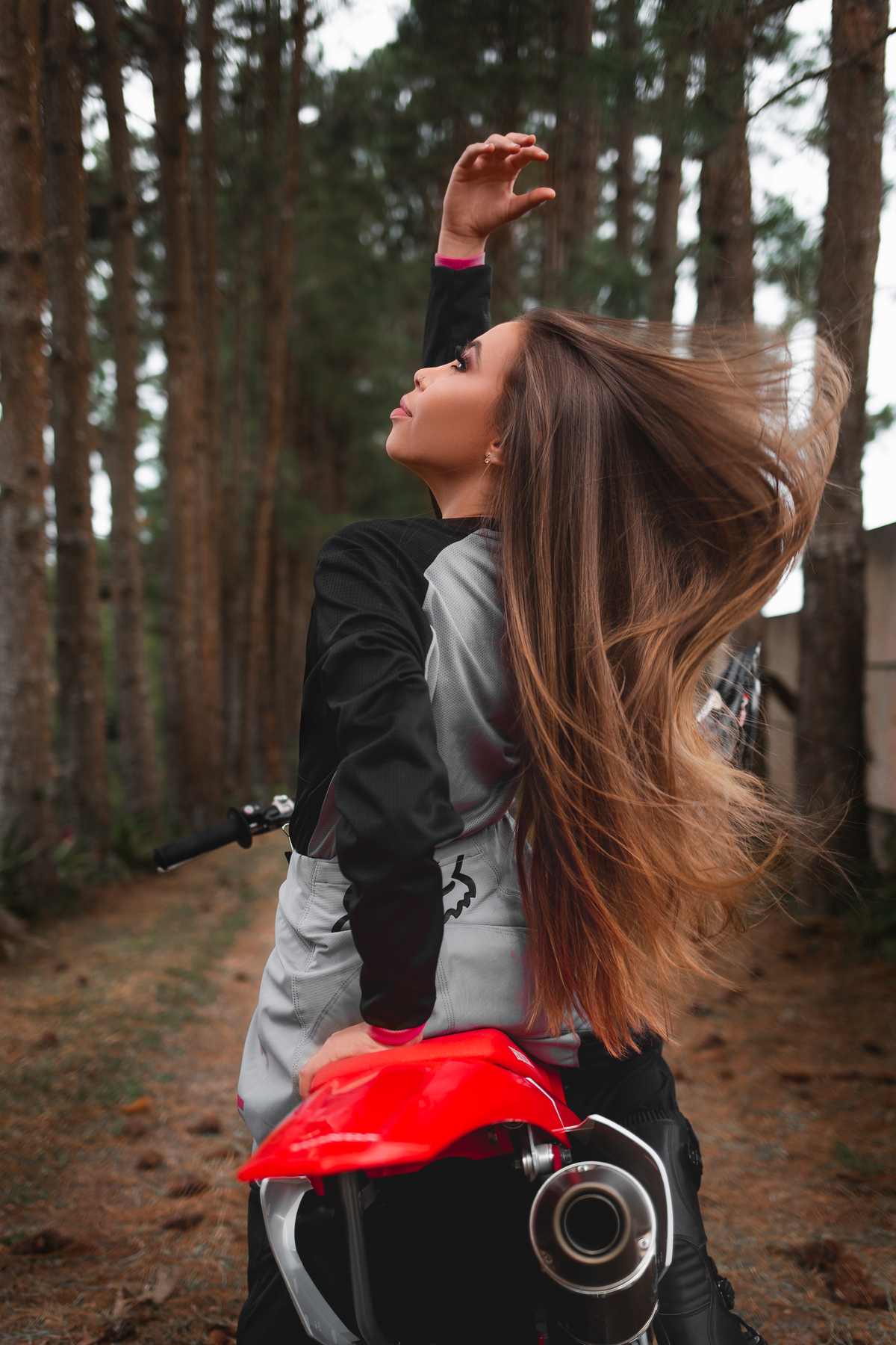 Book dos Quinze debutante Yasmin. Ensaio de 15 anos em Torres, Motocross, natureza, floresta, maquiagem, praia, vestido, fotografia. Arroio do Sal, Osório, Imbé, Tramandai, Araranguá, Sombrio, Criciúma, Tres cachoeiras, Terra de areia, litoral, Gramado