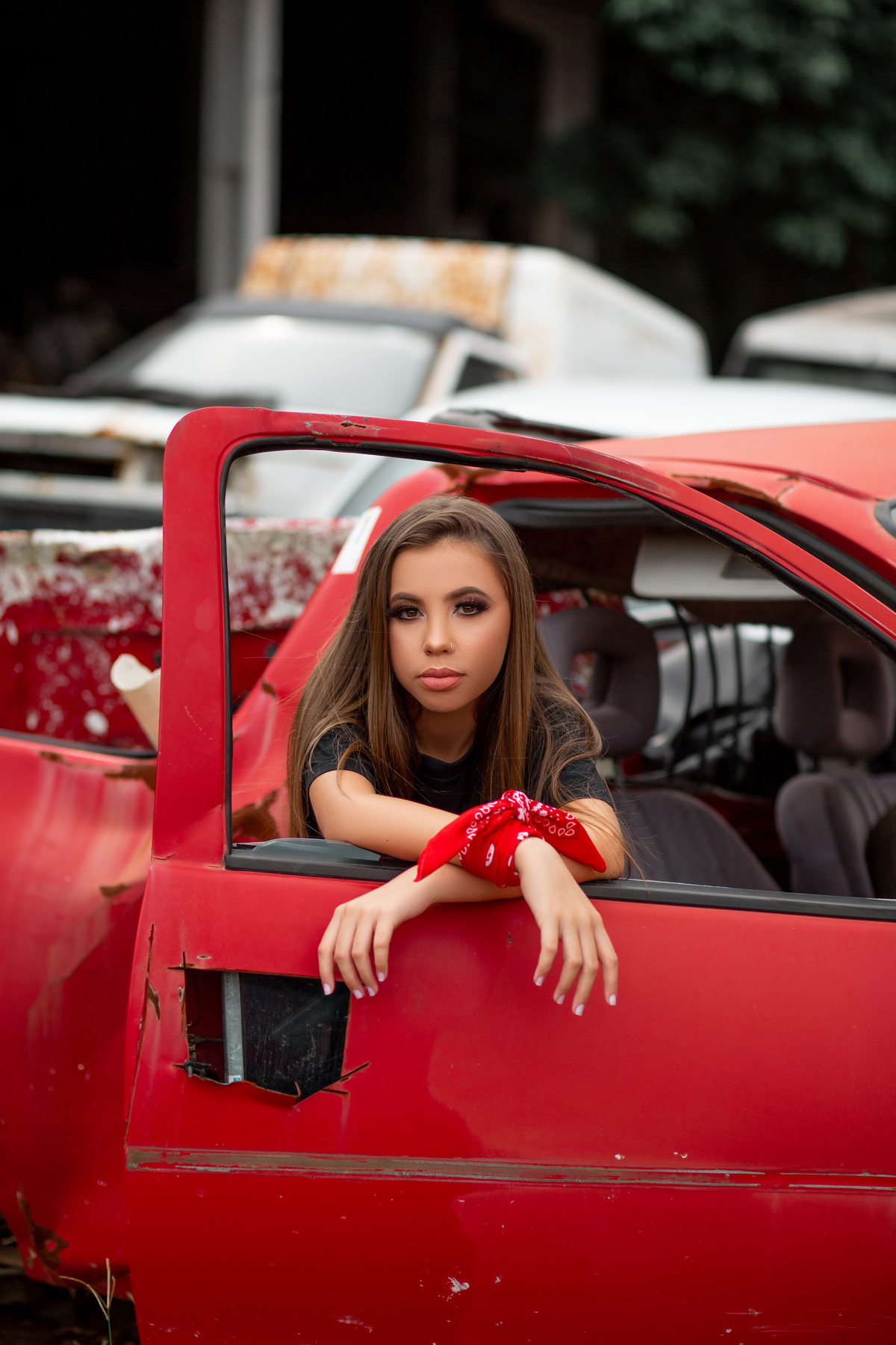 Book dos Quinze debutante Yasmin. Ensaio de 15 anos em Torres, Ferro velho, carro, floresta, maquiagem, praia, vestido, fotografia. Arroio do Sal, Osório, Imbé, Tramandai, Araranguá, Sombrio, Criciúma, Tres cachoeiras, Terra de areia, litoral, Gramado