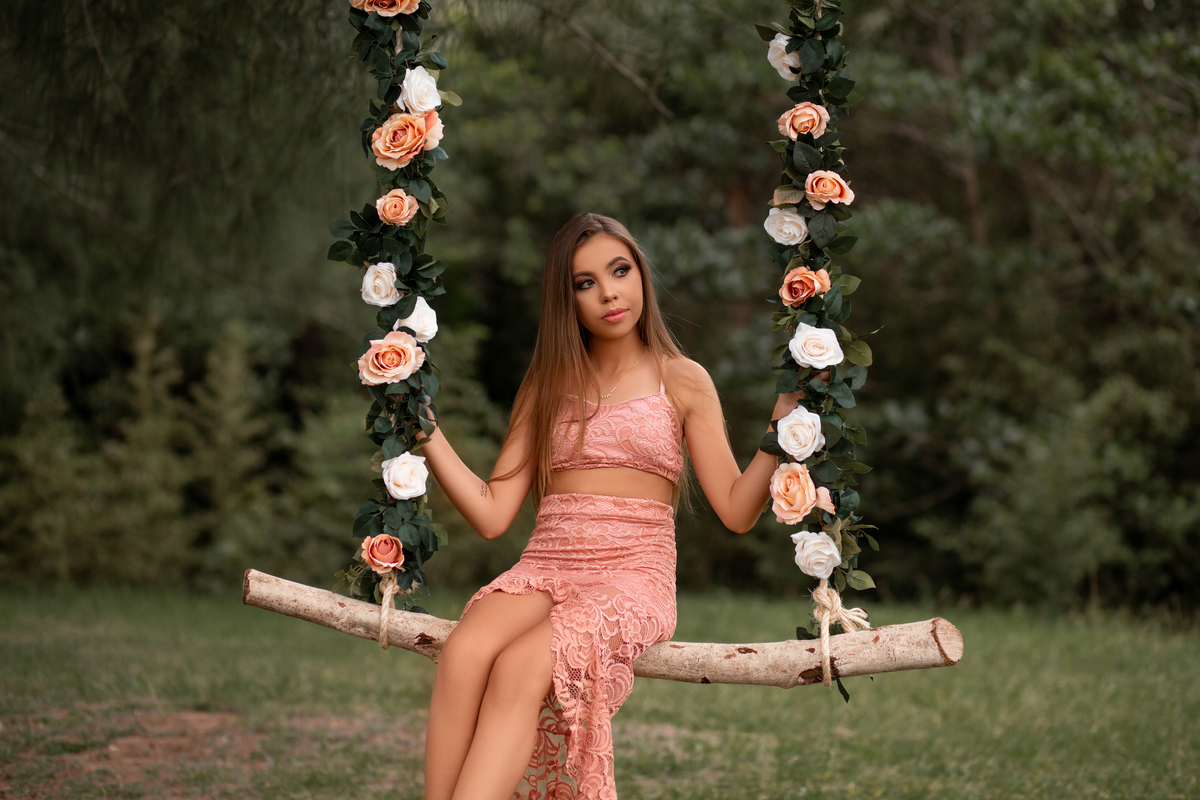 Book dos Quinze debutante Yasmin. Ensaio de 15 anos Parque da Guarita Torres, balanço de flores, natureza, floresta, praia, vestido, fotografia. Arroio do Sal, Osório, Imbé, Tramandai, Araranguá, Sombrio, Criciúma, cachoeiras, litoral, Gramado