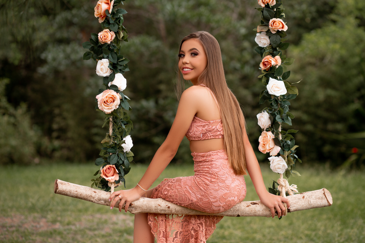 Book dos Quinze debutante Yasmin. Ensaio de 15 anos Parque da Guarita Torres, balanço de flores, natureza, floresta, praia, vestido, fotografia. Arroio do Sal, Osório, Imbé, Tramandai, Araranguá, Sombrio, Criciúma, cachoeiras, litoral, Gramado