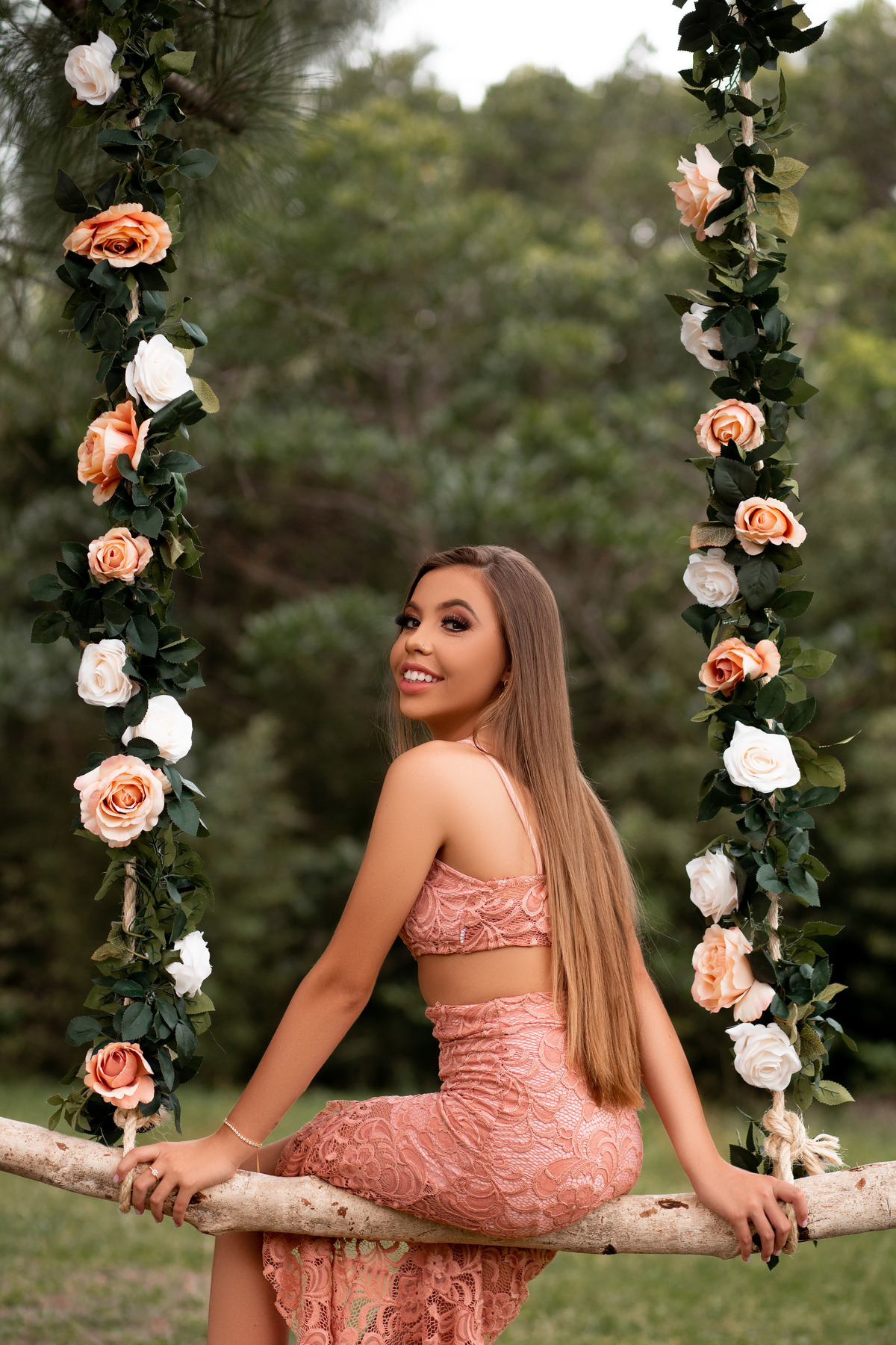 Book dos Quinze debutante Yasmin. Ensaio de 15 anos Parque da Guarita Torres, balanço de flores, natureza, floresta, praia, vestido, fotografia. Arroio do Sal, Osório, Imbé, Tramandai, Araranguá, Sombrio, Criciúma, cachoeiras, litoral, Gramado