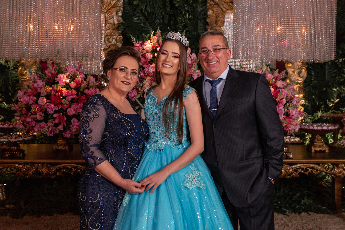 Festa de 15 anos, Debutante Eduarda Magnus - Adrielle Peres Fotografia especializados em Quinze anos Tres Cachoeiras/RS - Criciúma, Ararangua, Arroio Sal, Sombrio, Porto Alegre, Gramado, Serra Gaúcha, Praia, família, ensaio xv, book 15, decoração, vestido