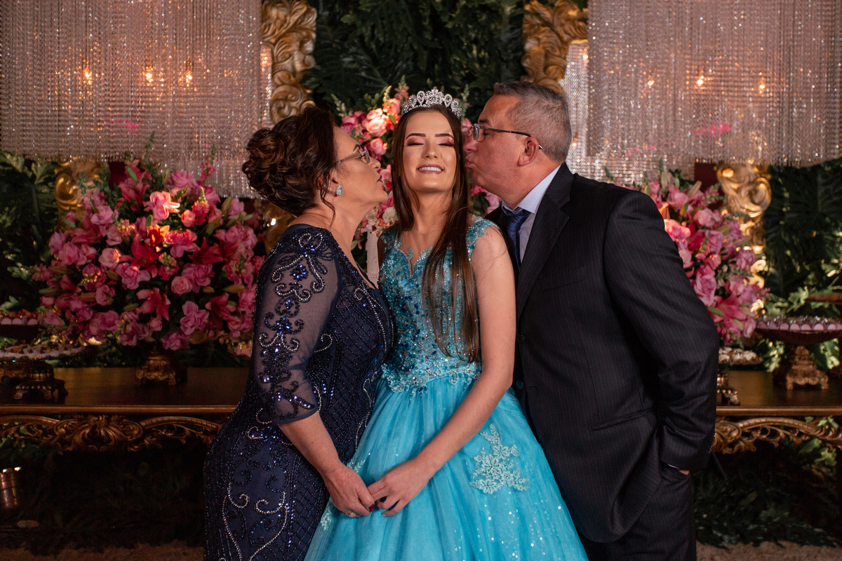 Festa de 15 anos, Debutante Eduarda Magnus - Adrielle Peres Fotografia especializados em Quinze anos Tres Cachoeiras/RS - Criciúma, Ararangua, Arroio Sal, Sombrio, Porto Alegre, Gramado, Serra Gaúcha, Praia, família, ensaio xv, book 15, decoração, vestido