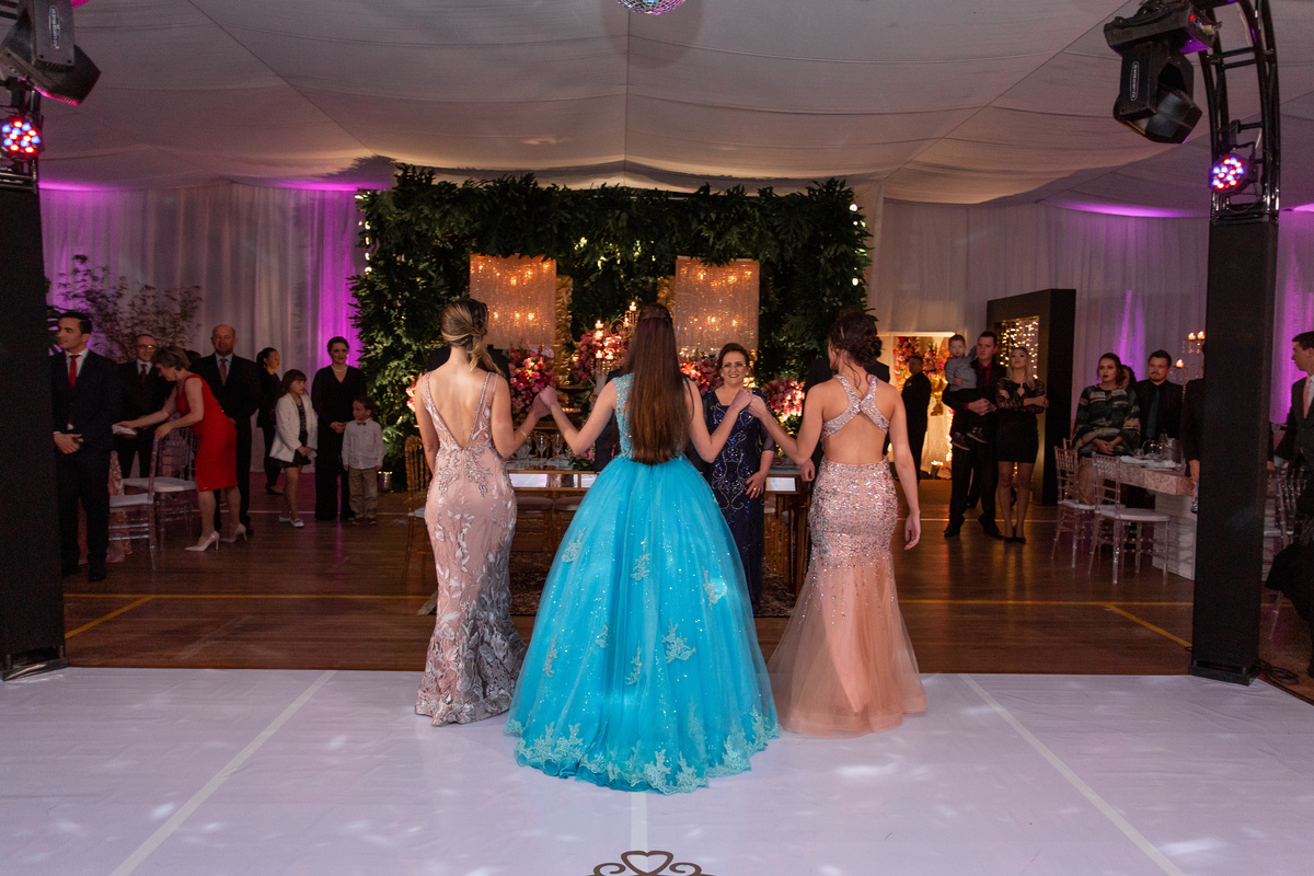 Festa de 15 anos, Debutante Eduarda Magnus - Adrielle Peres Fotografia especializados em Quinze anos Tres Cachoeiras/RS - Criciúma, Ararangua, Arroio Sal, Sombrio, Porto Alegre, Gramado, Serra Gaúcha, Praia, família, ensaio xv, book 15, decoração, vestido