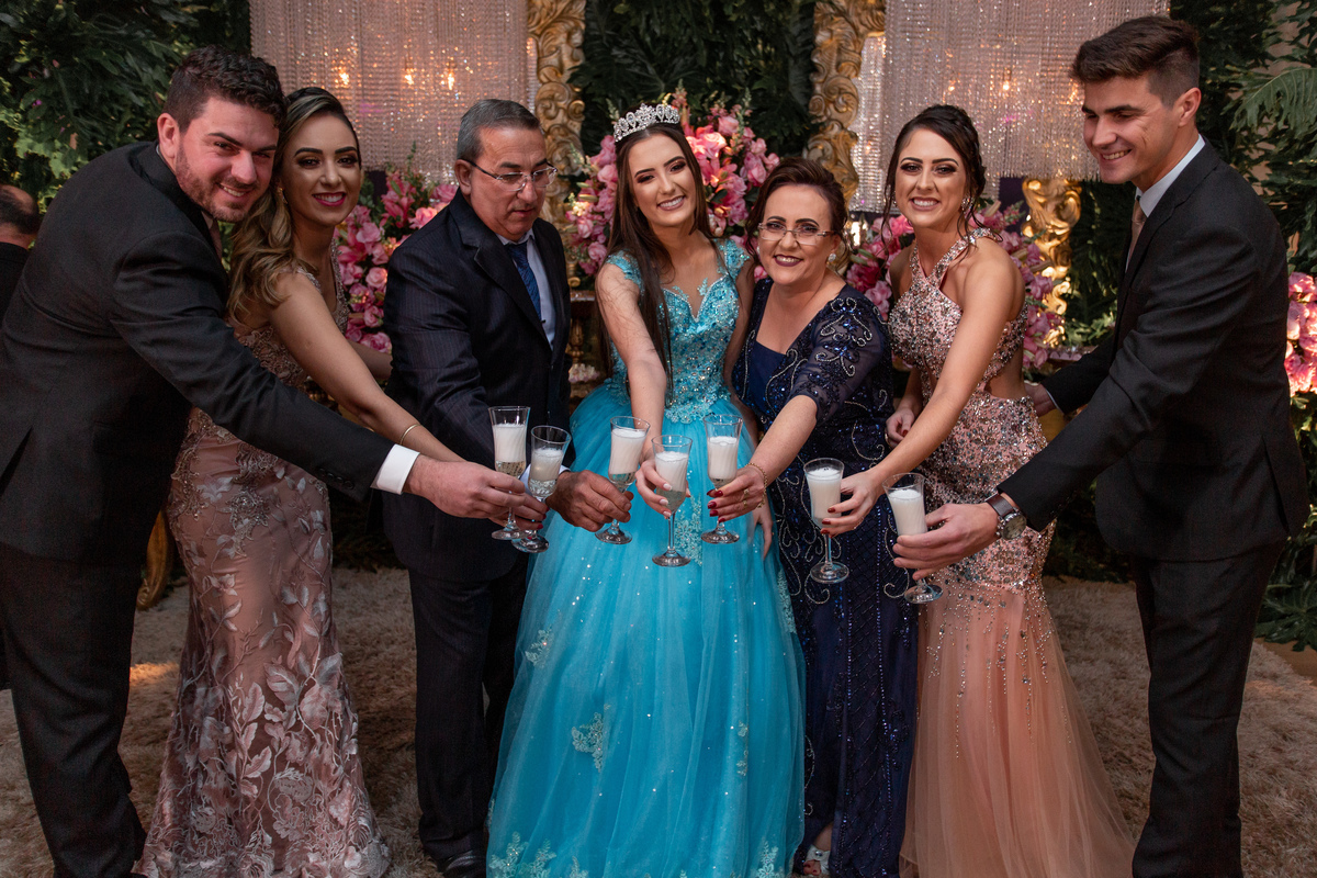 Festa de 15 anos, Debutante Eduarda Magnus - Adrielle Peres Fotografia especializados em Quinze anos Tres Cachoeiras/RS - Criciúma, Ararangua, Arroio Sal, Sombrio, Porto Alegre, Gramado, Serra Gaúcha, Praia, família, brinde,  book 15, decoração, vestido