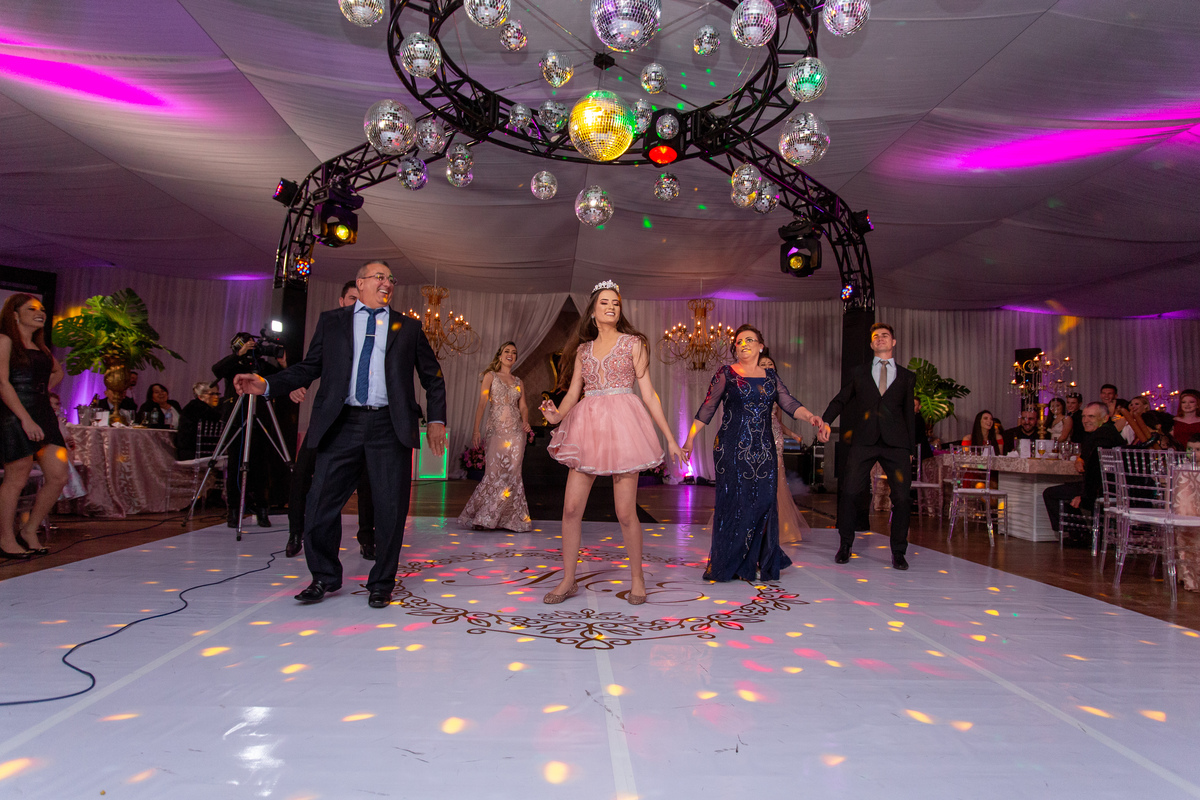 Festa de 15 anos, Debutante Eduarda Magnus - Adrielle Peres Fotografia especializados em Quinze anos Tres Cachoeiras/RS - Criciúma, Ararangua, Arroio Sal, Sombrio, Porto Alegre, Gramado, Serra Gaúcha, Praia, família, dança,  book 15, decoração, vestido