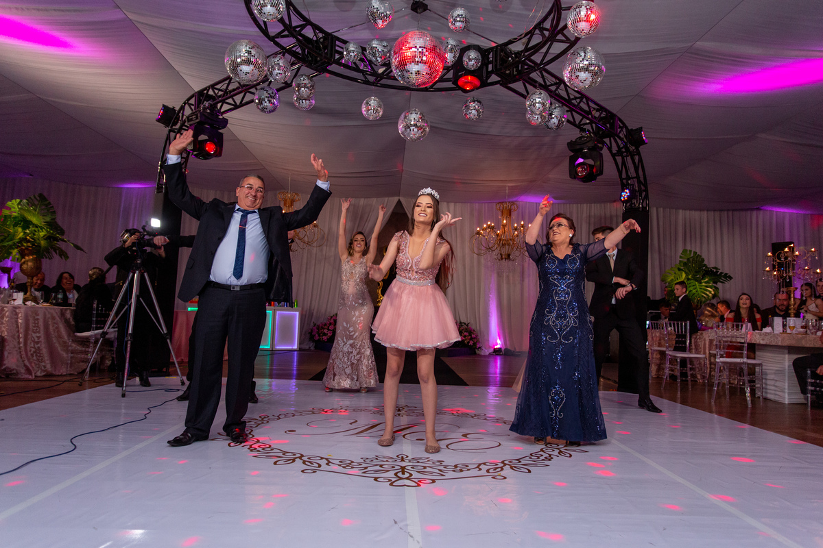 Festa de 15 anos, Debutante Eduarda Magnus - Adrielle Peres Fotografia especializados em Quinze anos Tres Cachoeiras/RS - Criciúma, Ararangua, Arroio Sal, Sombrio, Porto Alegre, Gramado, Serra Gaúcha, Praia, família, dança,  book 15, decoração, vestido