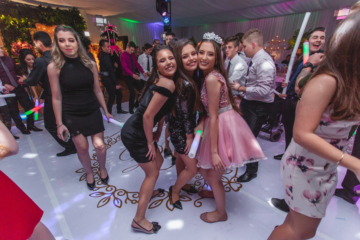 Festa de 15 anos, Debutante Eduarda Magnus - Adrielle Peres Fotografia especializados em Quinze anos Tres Cachoeiras/RS - Criciúma, Ararangua, Arroio Sal, Sombrio, Porto Alegre, Gramado, Serra Gaúcha, Praia, família, dança,  book 15, decoração, vestido