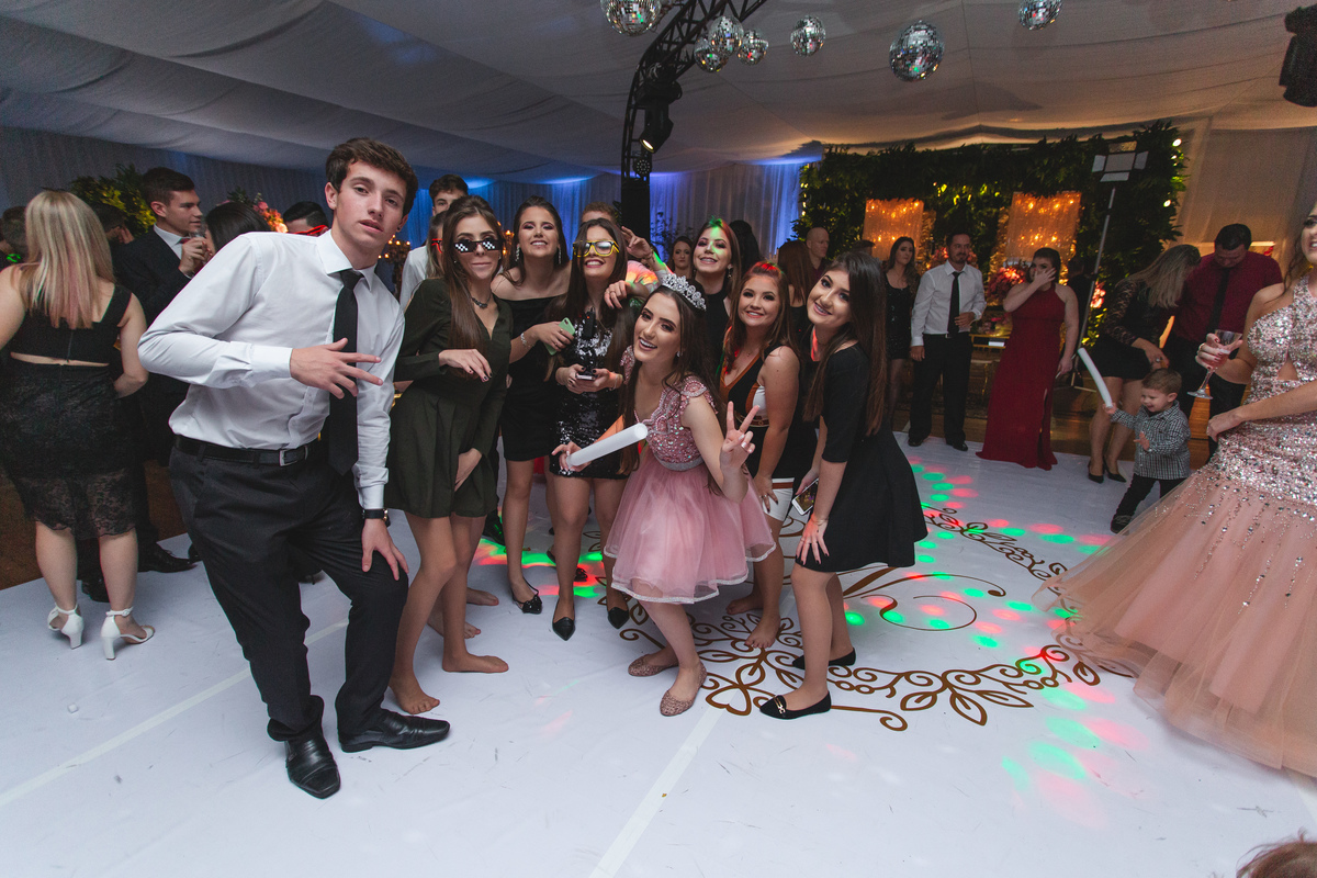 Festa de 15 anos, Debutante Eduarda Magnus - Adrielle Peres Fotografia especializados em Quinze anos Tres Cachoeiras/RS - Criciúma, Ararangua, Arroio Sal, Sombrio, Porto Alegre, Gramado, Serra Gaúcha, Praia, família, dança,  book 15, decoração, vestido